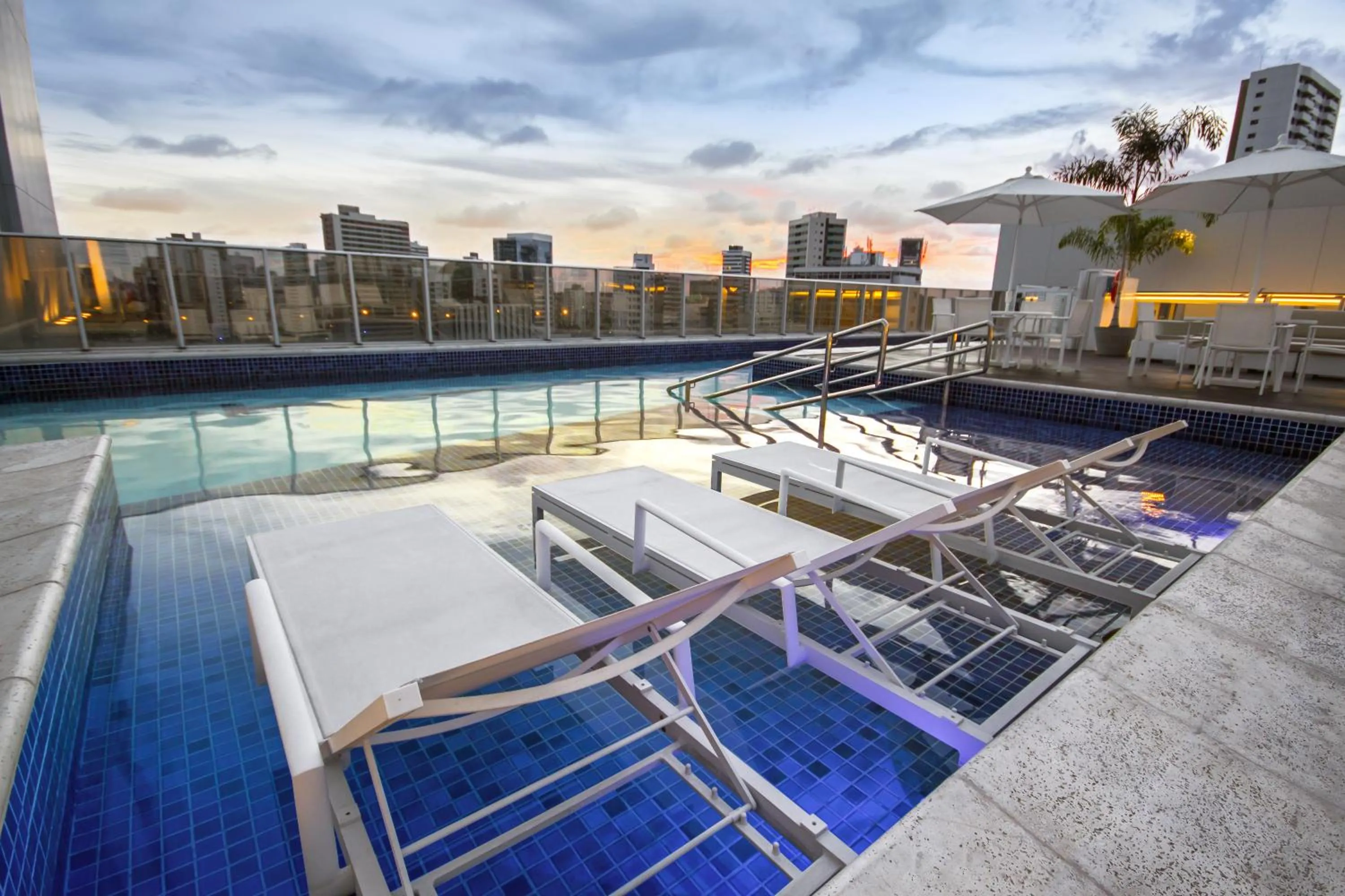 Swimming pool in Bugan Recife Boa Viagem Hotel - by Atlantica