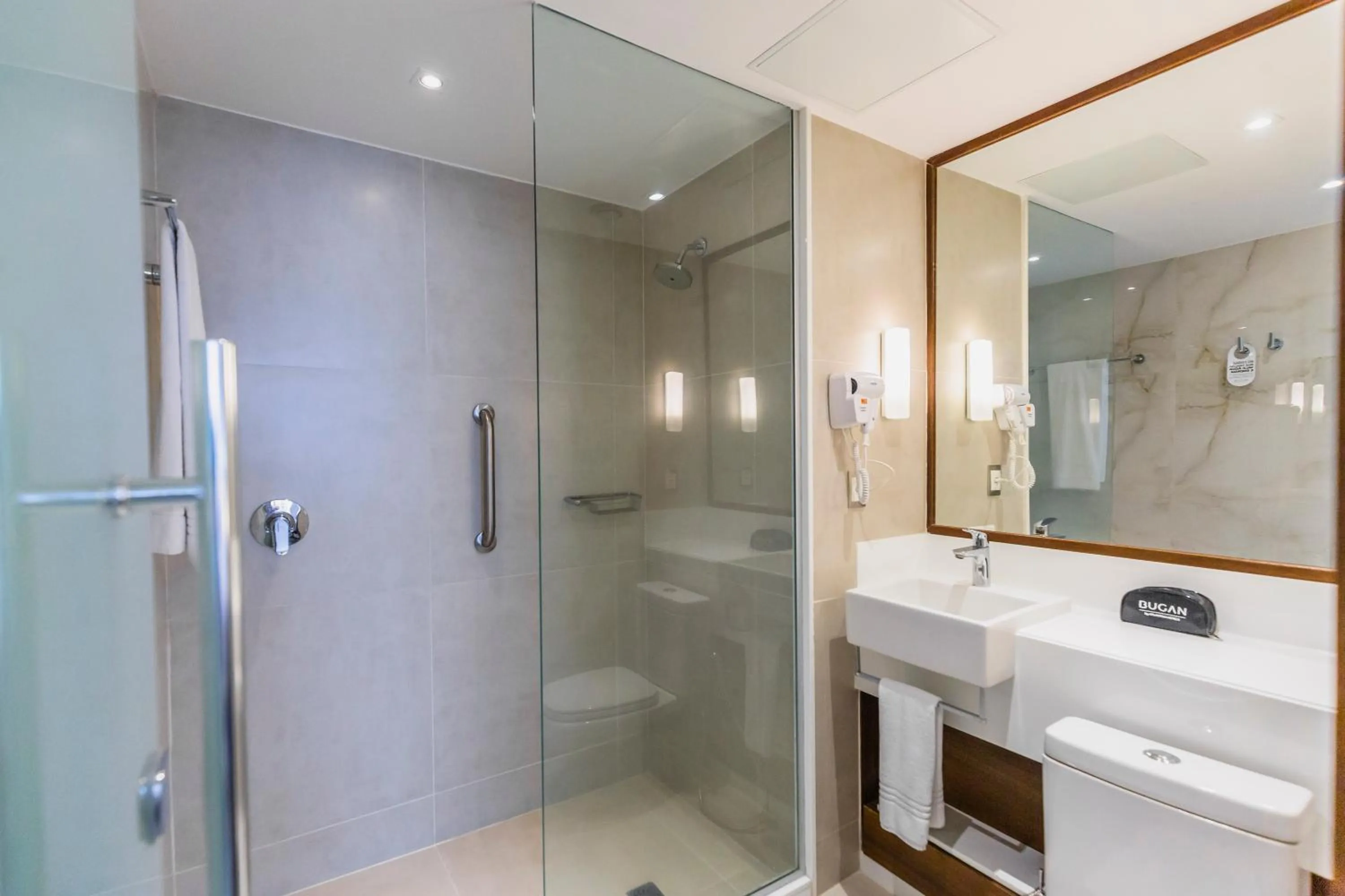 Shower in Bugan Recife Boa Viagem Hotel - by Atlantica