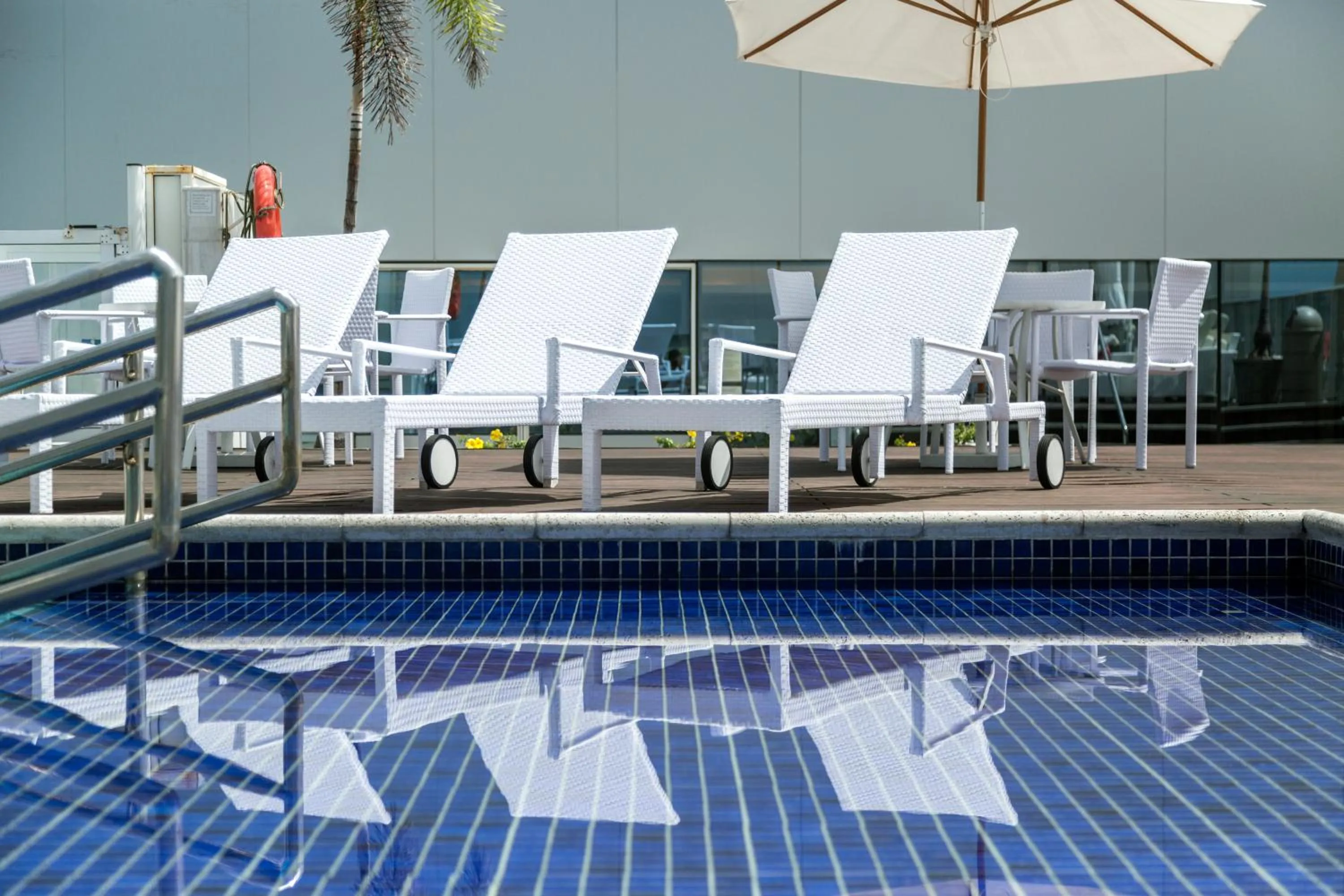 Swimming pool in Bugan Recife Boa Viagem Hotel - by Atlantica