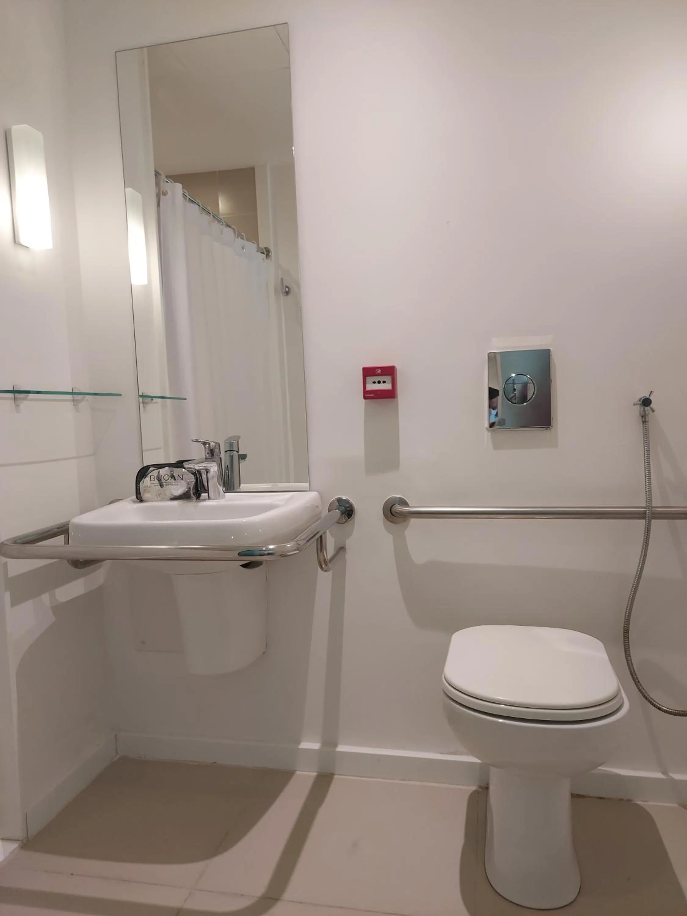 Bathroom in Bugan Recife Boa Viagem Hotel - by Atlantica