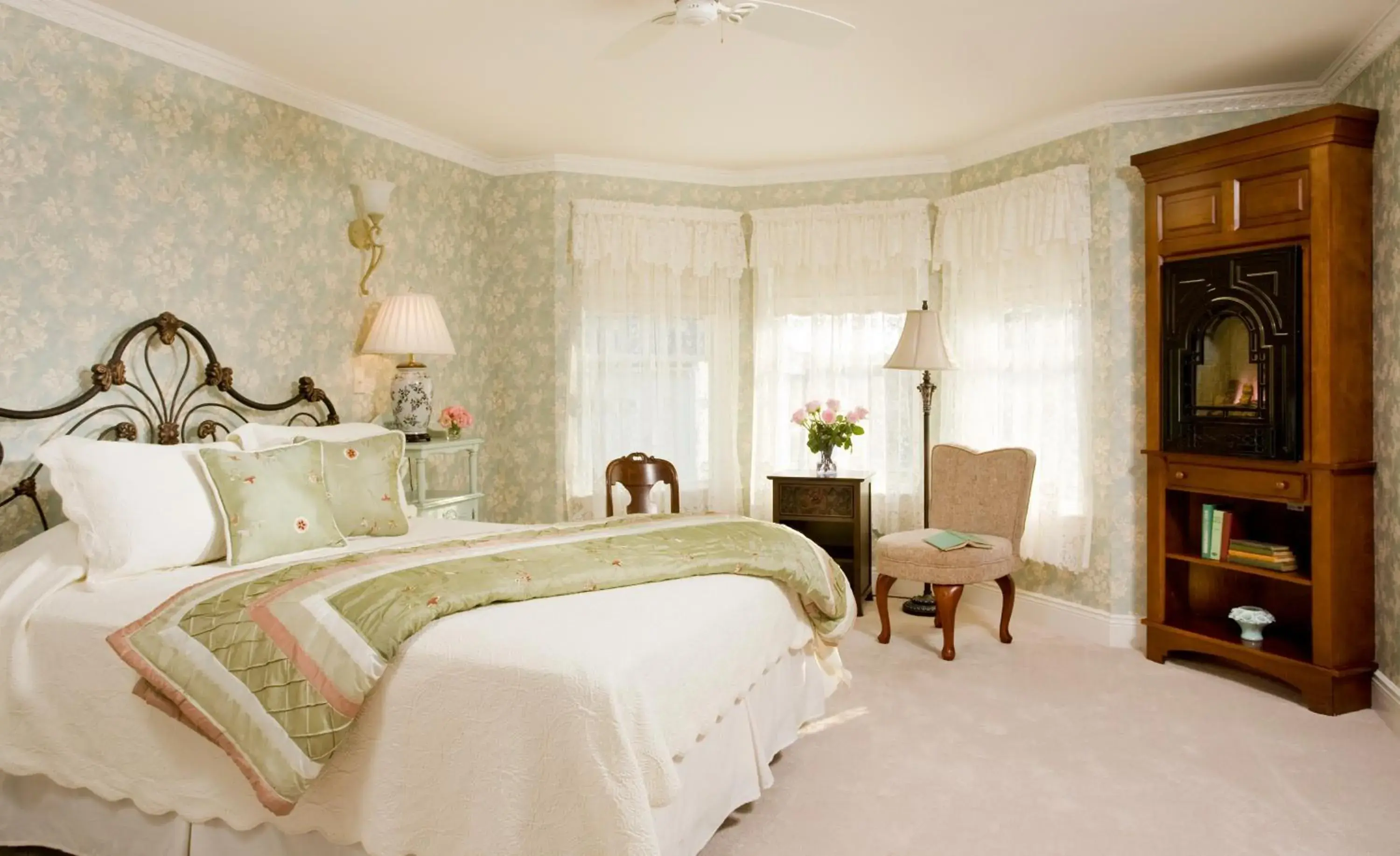 Queen Suite with Spa Bath in Wilbraham Mansion Queen Suite with Spa Bath in Wilbraham Mansion