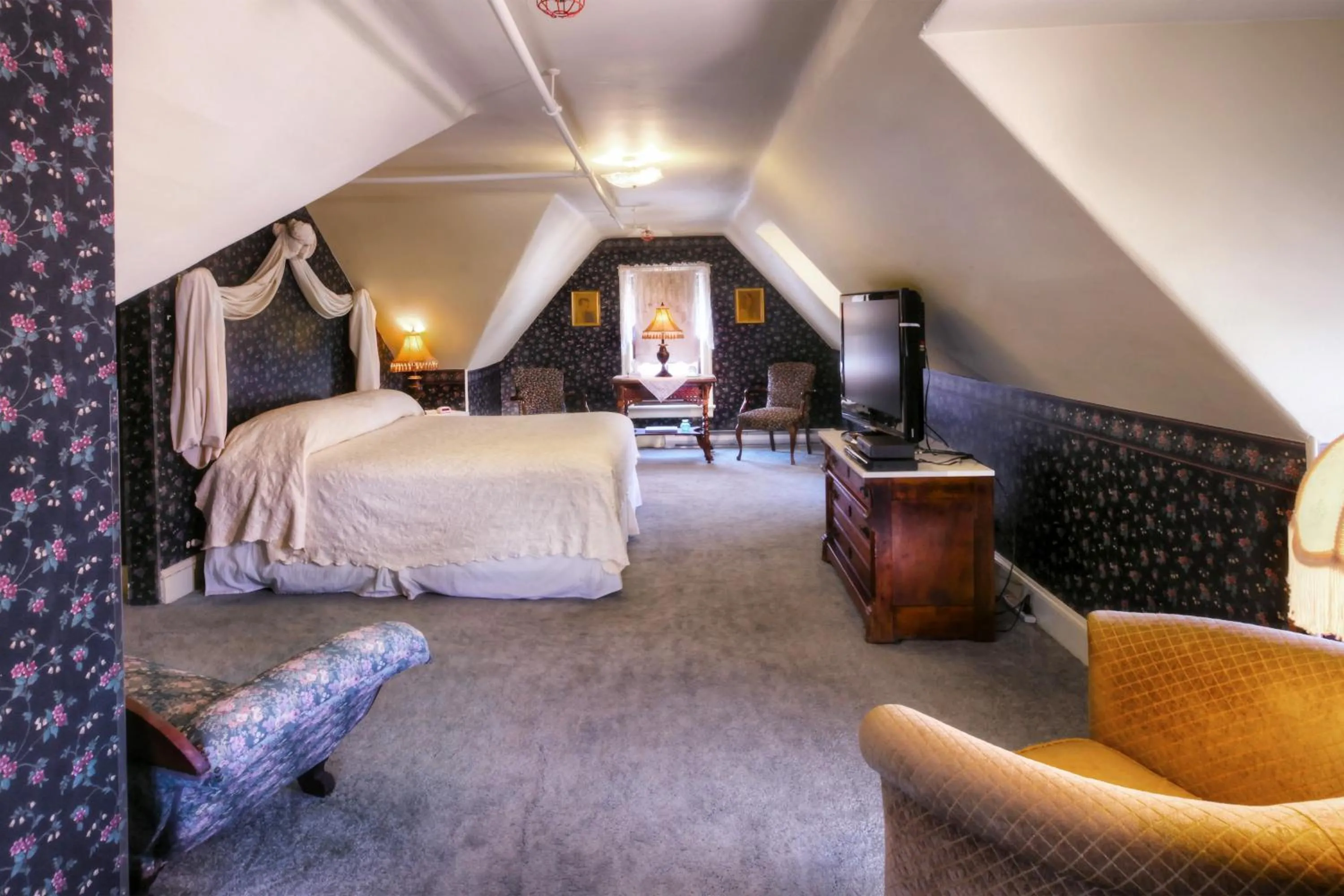 King Room in Wilbraham Mansion