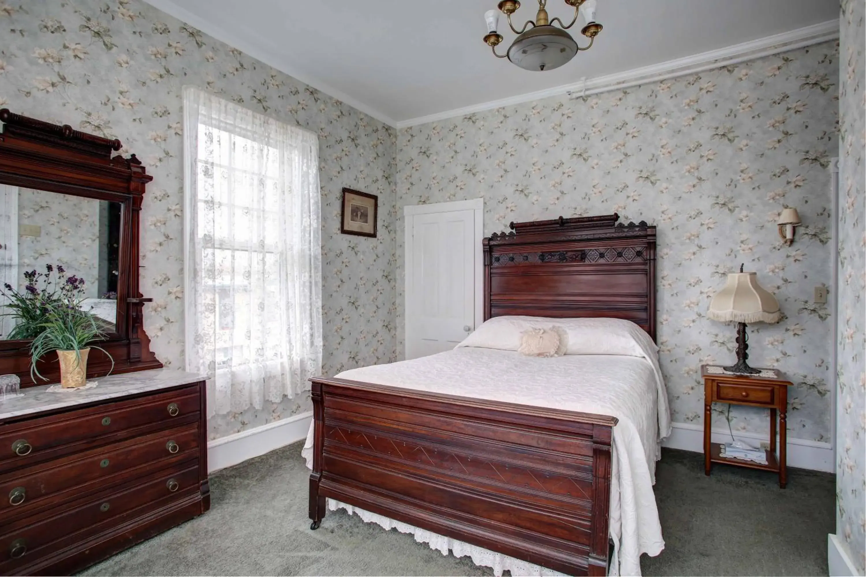Queen Room in Wilbraham Mansion Queen Room in Wilbraham Mansion