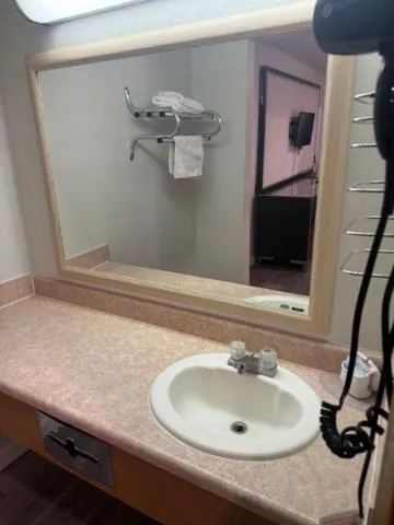 Bathroom in GO2 Inn & Suites by Relianse - El Paso