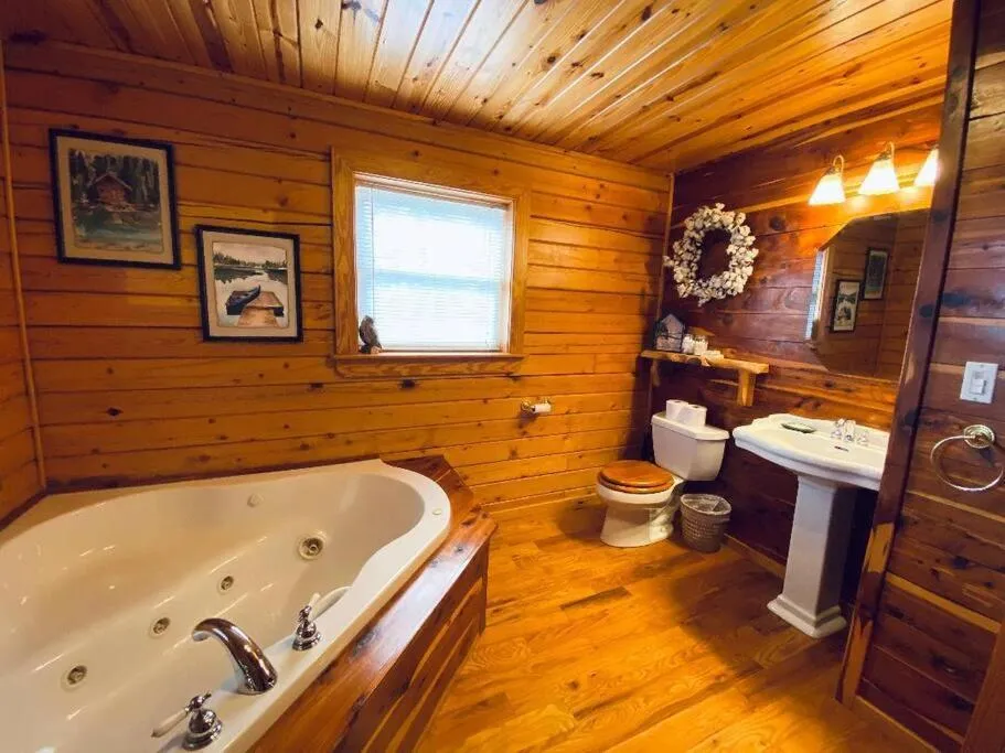 Chalet with a view at Bear Mountain - Hottub