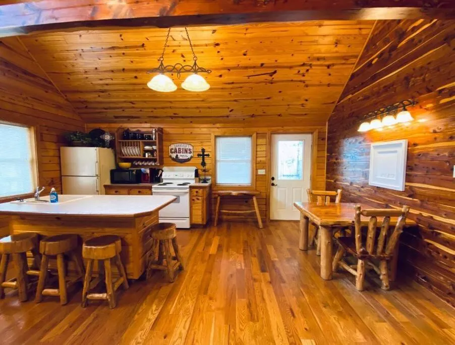 Chalet with a view at Bear Mountain - Hottub