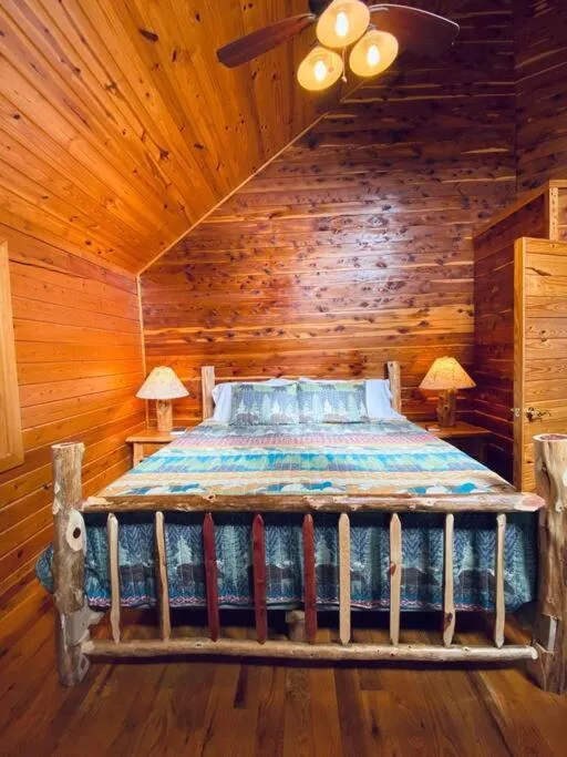 Bed in Chalet with a view at Bear Mountain - Hottub