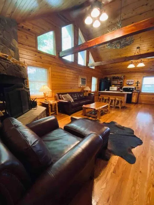 Chalet with a view at Bear Mountain - Hottub