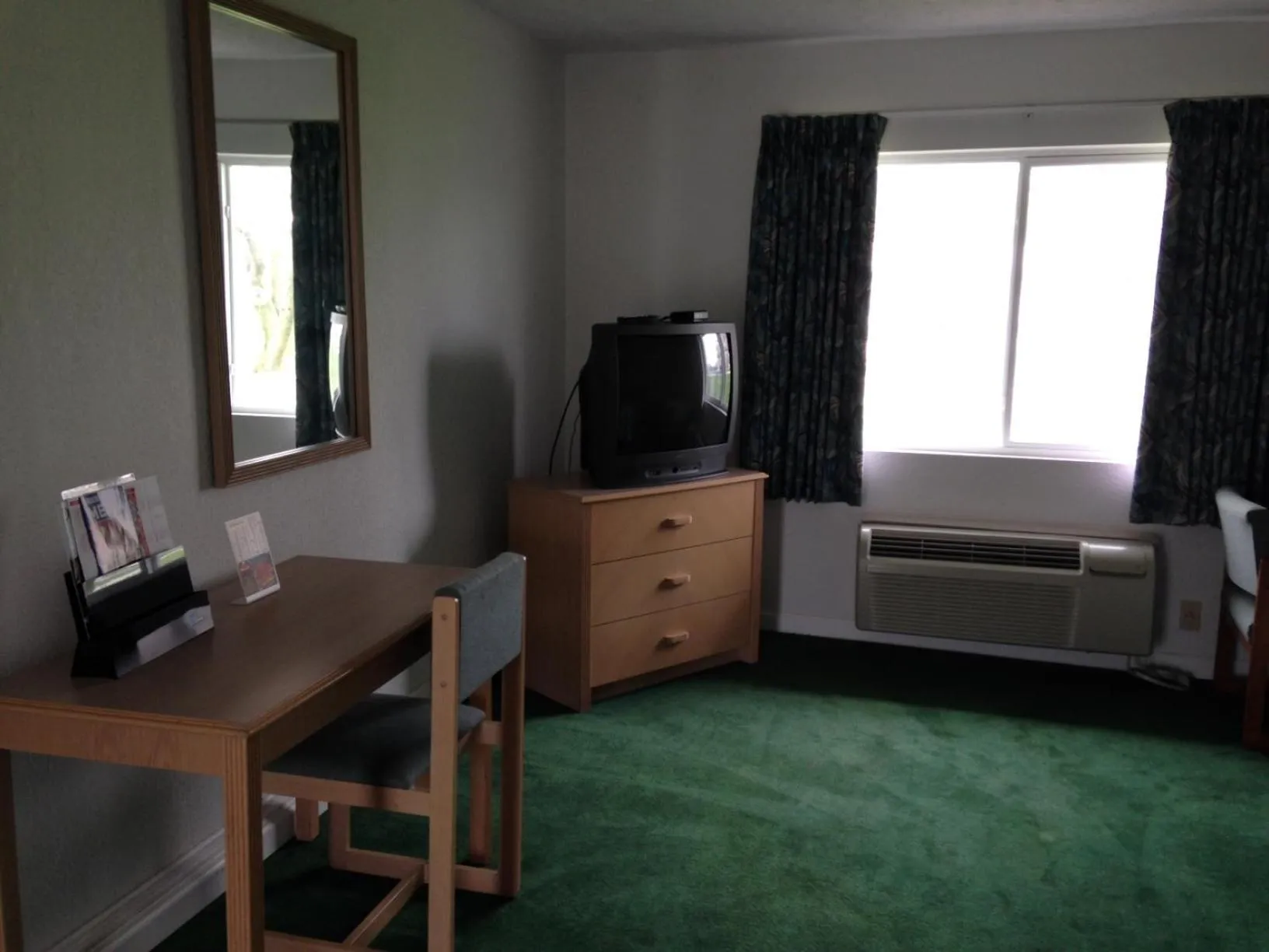 Bed in Economy Inn - Lafayette