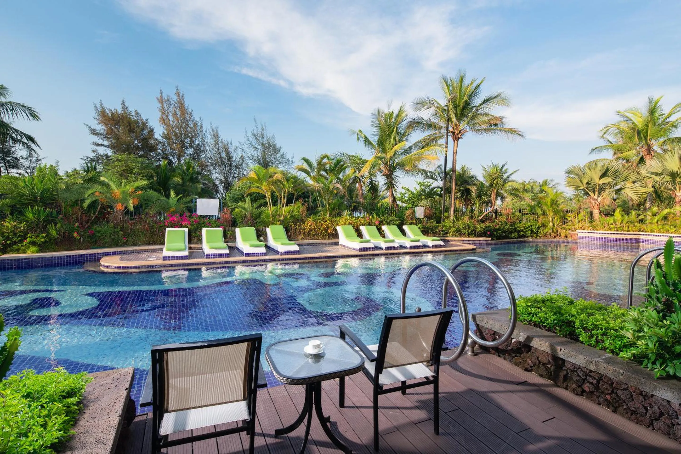 Pool view in Country Garden Golden Beach Spring Hotel