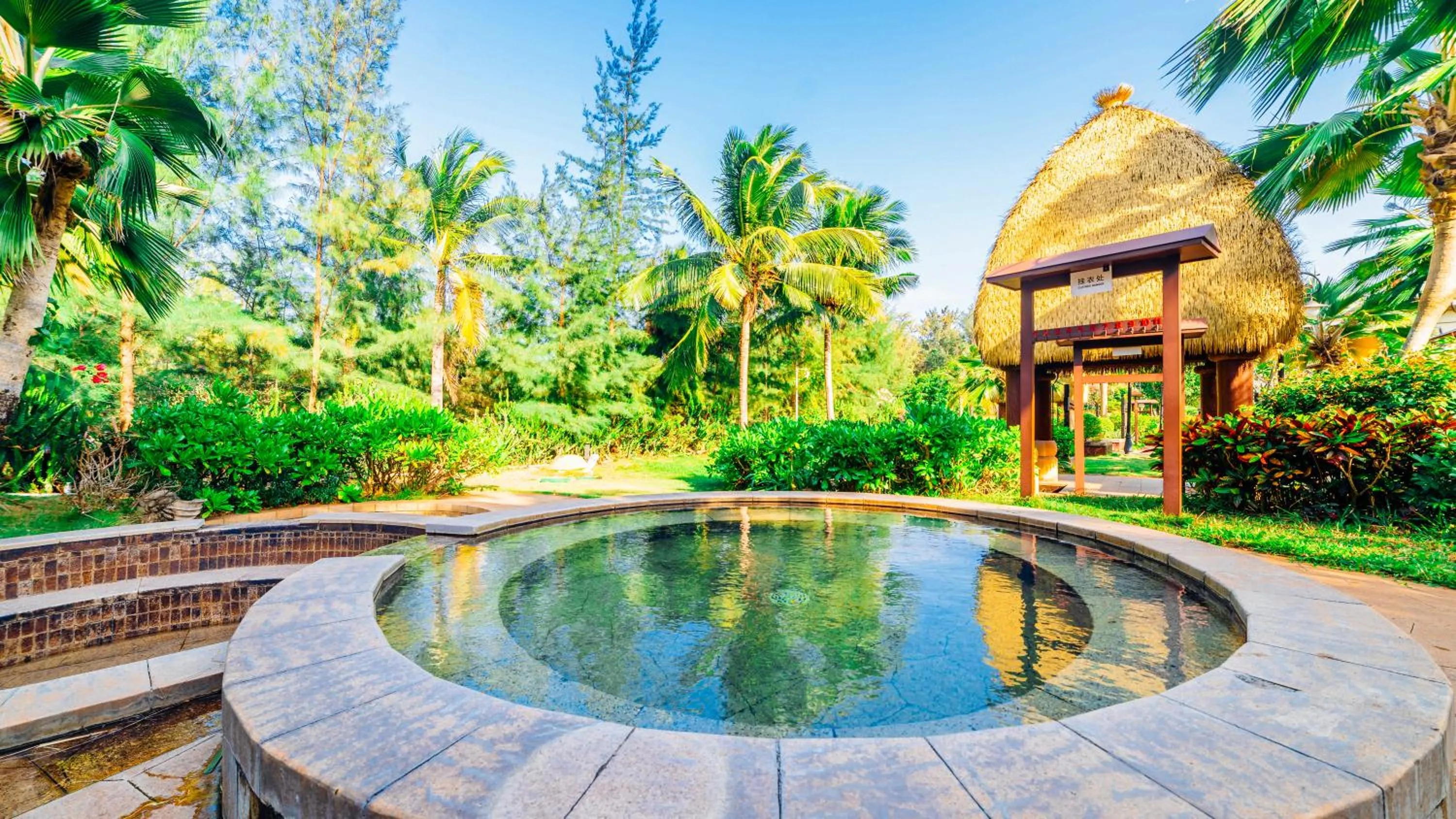 Hot Spring Bath in Country Garden Golden Beach Spring Hotel