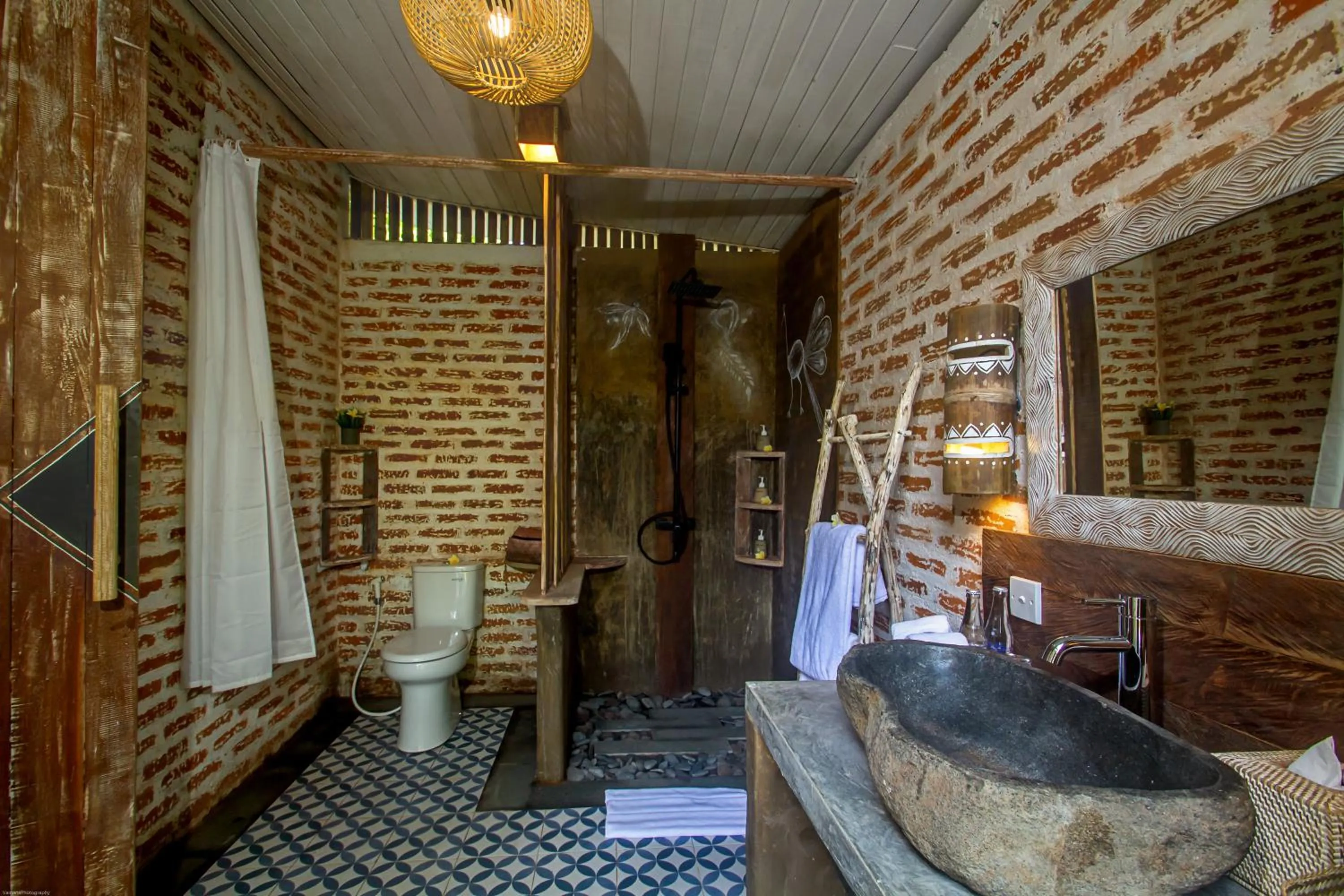 Shower in Sacred Canyon Ubud by GenuineHost