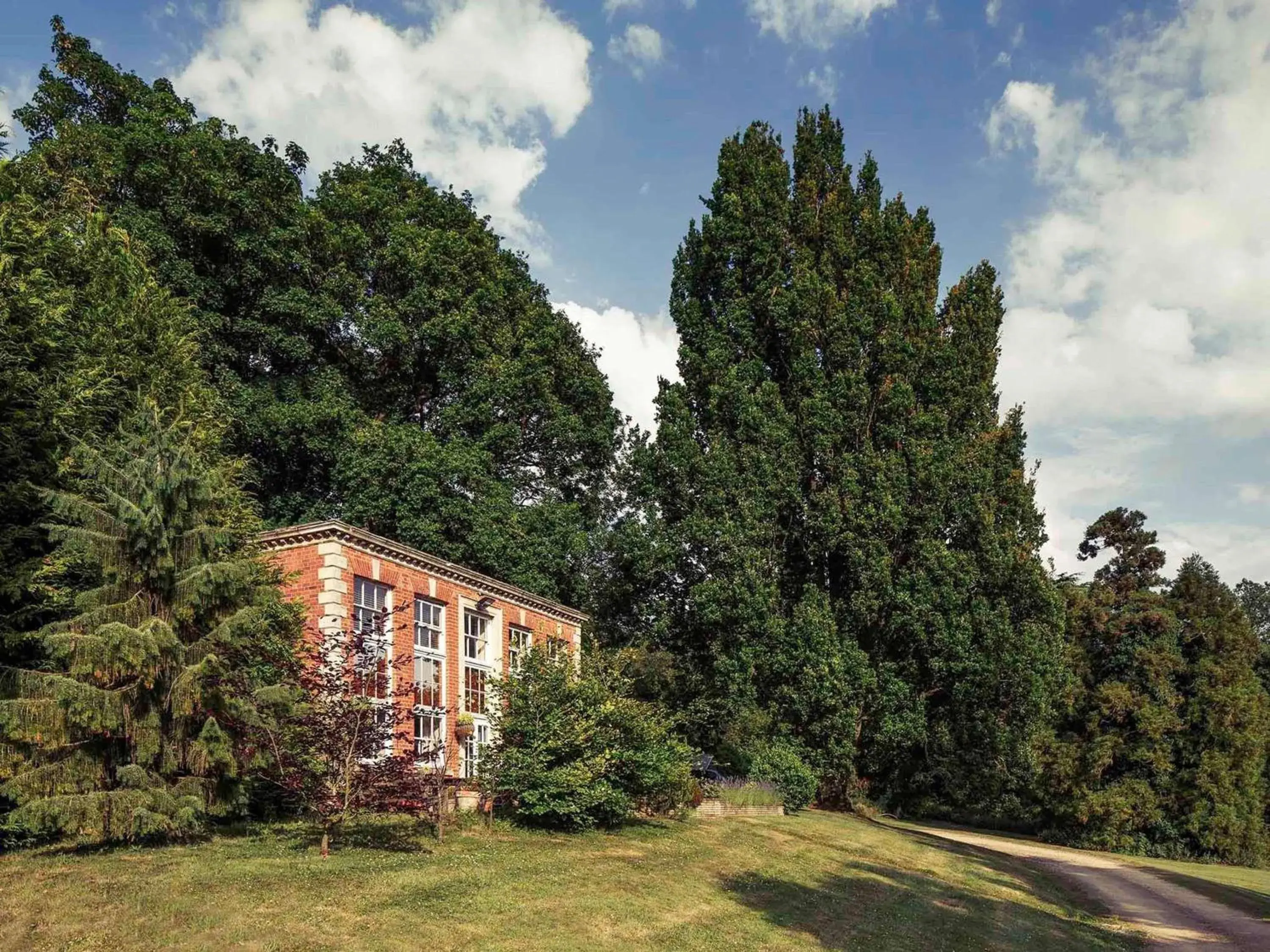 Property building in Mercure Gloucester Bowden Hall Hotel Property building in Mercure Gloucester Bowden Hall Hotel