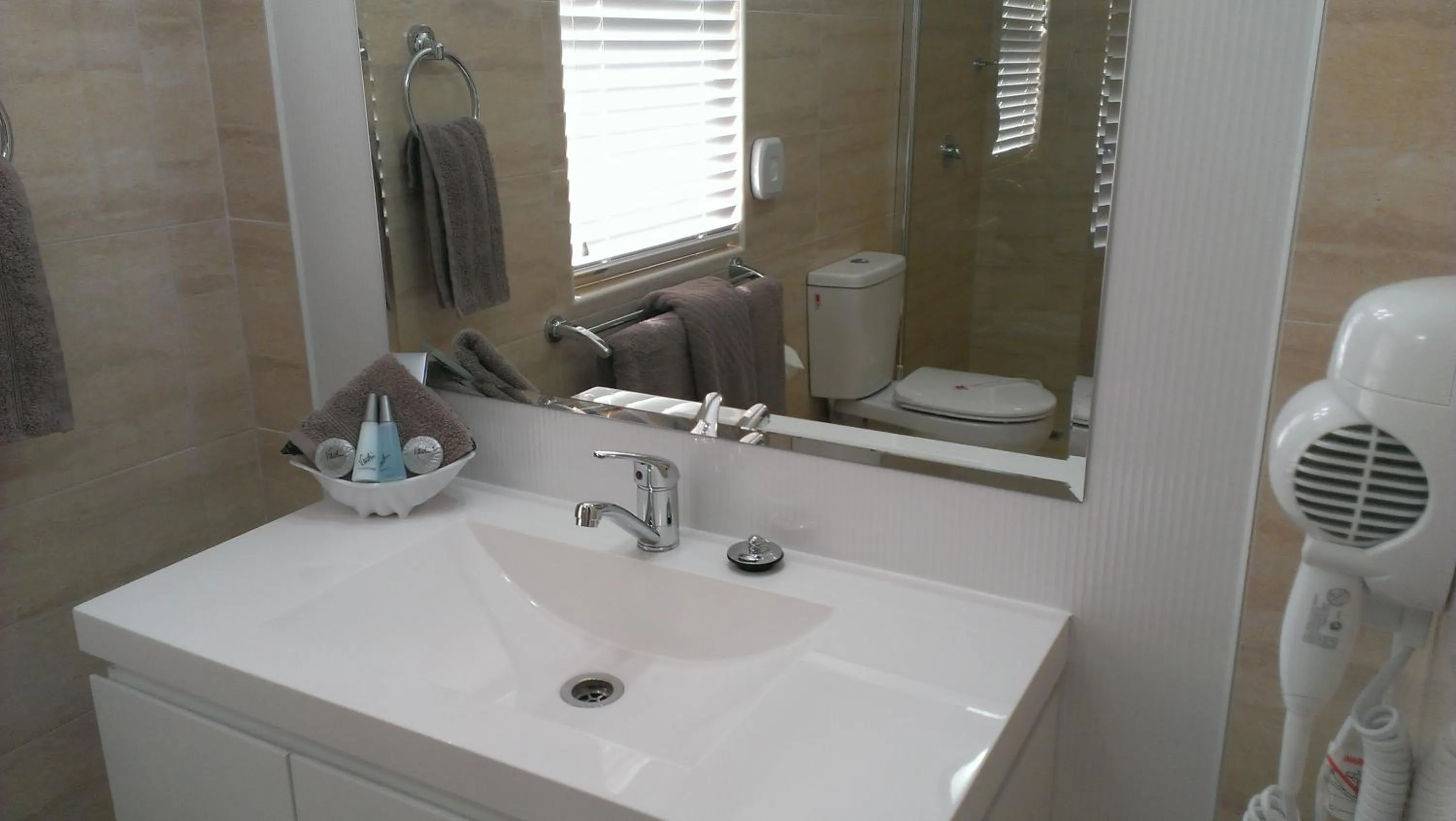 Bathroom in Gunnedah Lodge Motel