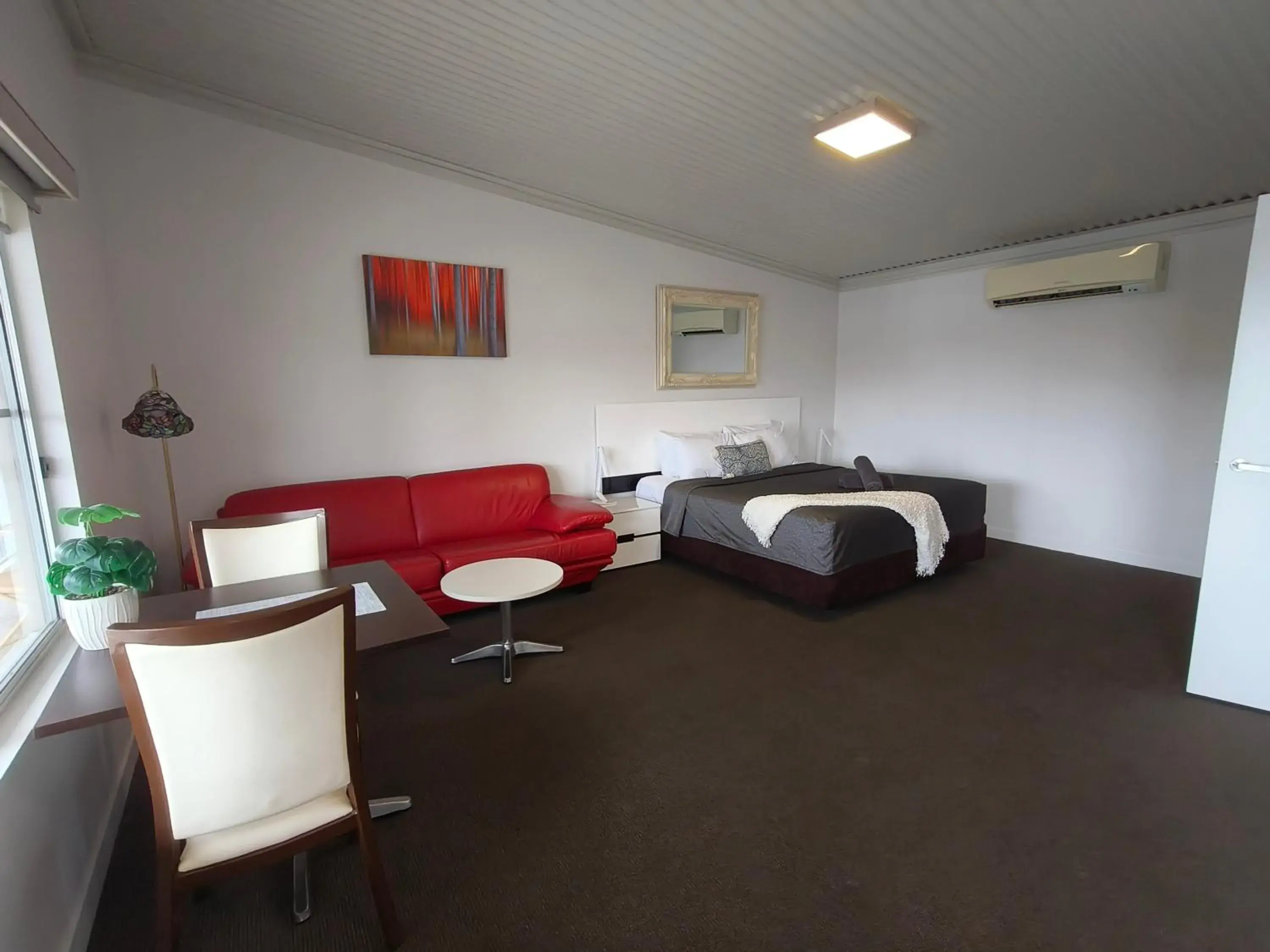 King Suite with Balcony in Gunnedah Lodge Motel King Suite with Balcony in Gunnedah Lodge Motel