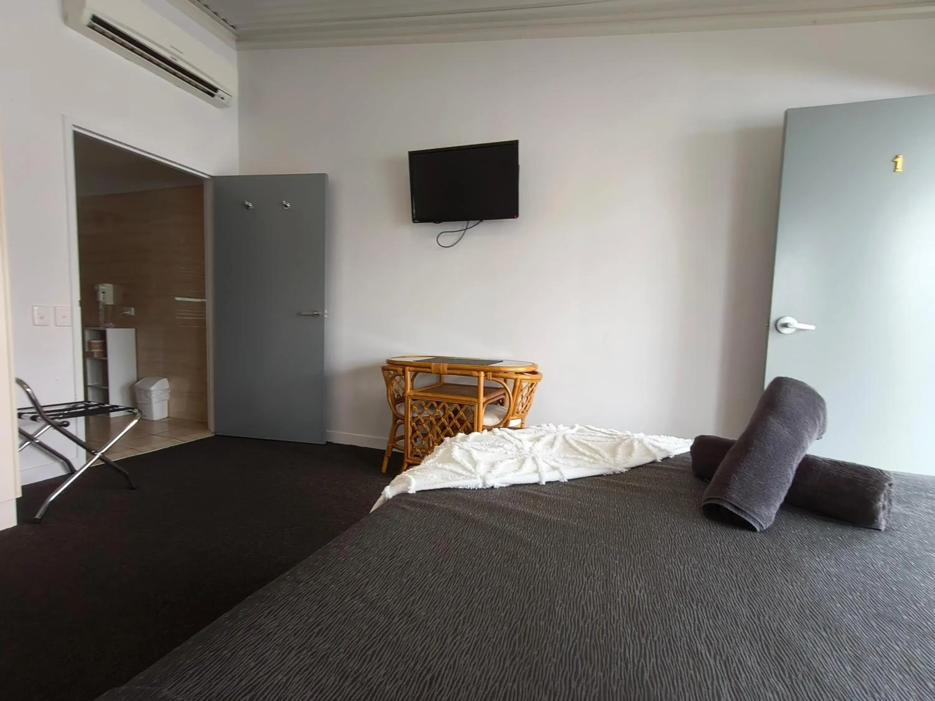 Double Room - Disability Access in Gunnedah Lodge Motel Double Room - Disability Access in Gunnedah Lodge Motel
