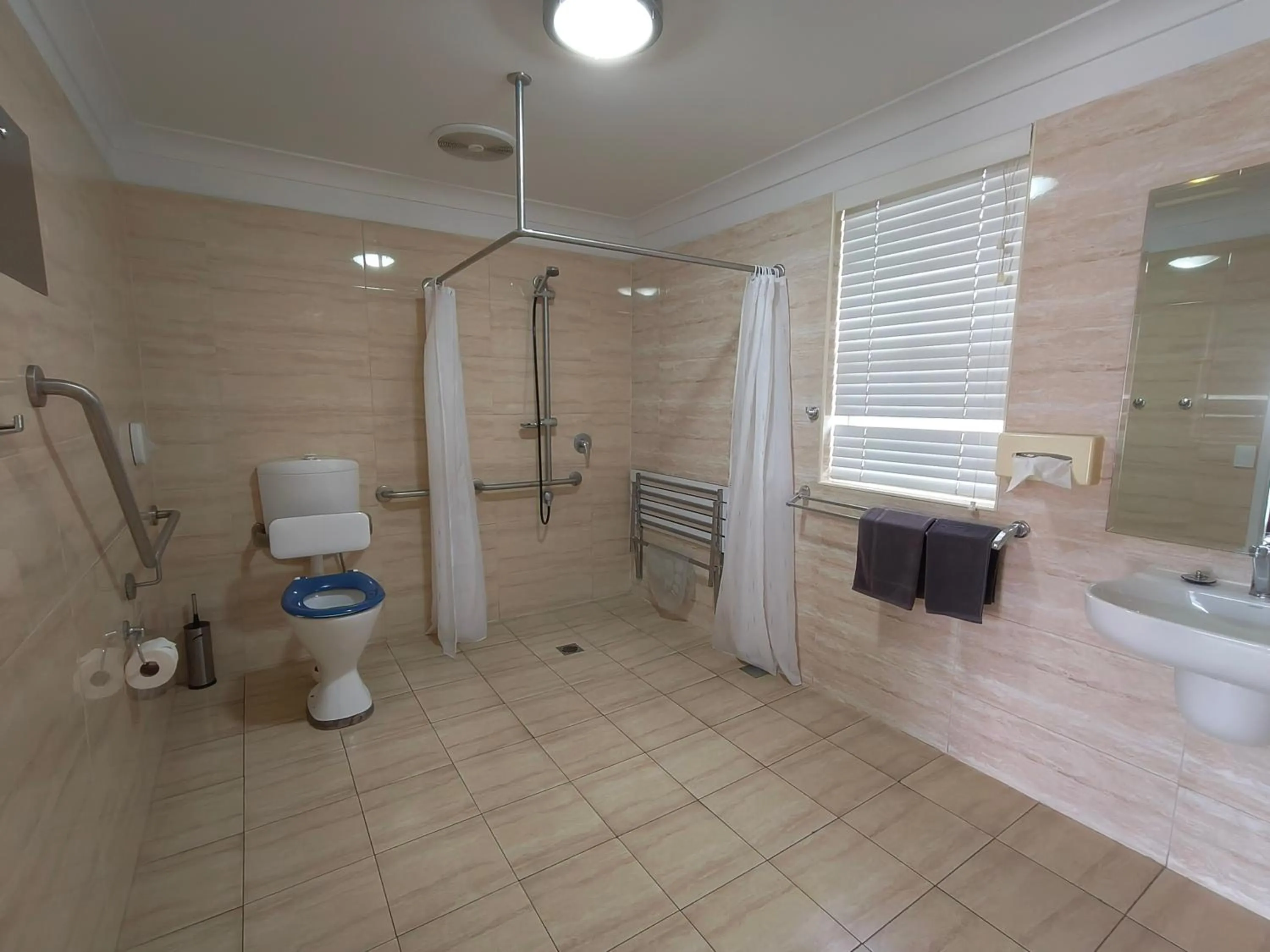 Bathroom in Gunnedah Lodge Motel