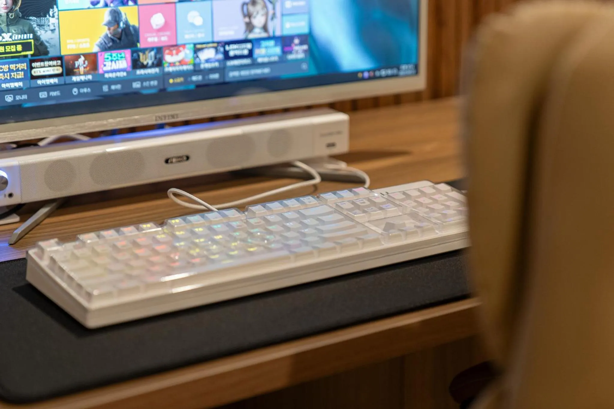 TV and multimedia in Simjak Hotel by Aank