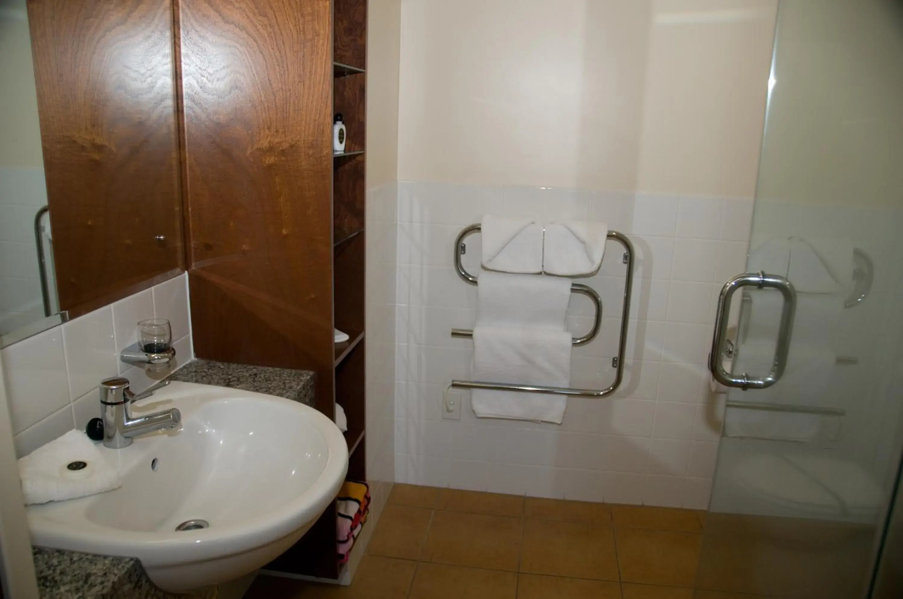 Two-Bedroom Apartment with Pool View in The Reef Beachfront Apartments Two-Bedroom Apartment with Pool View in The Reef Beachfront Apartments