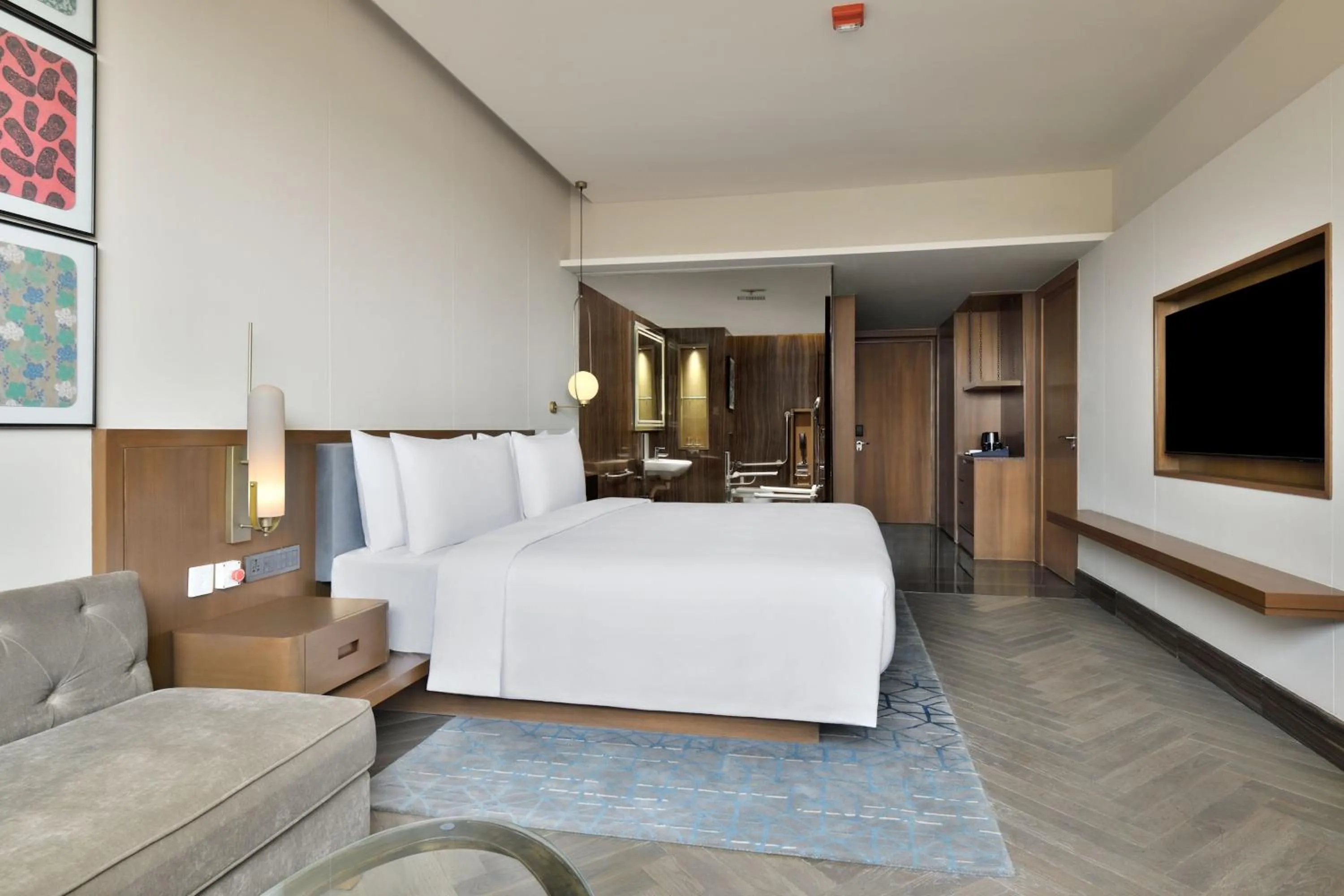 Photo of the whole room, Bed in Le Meridien Amritsar