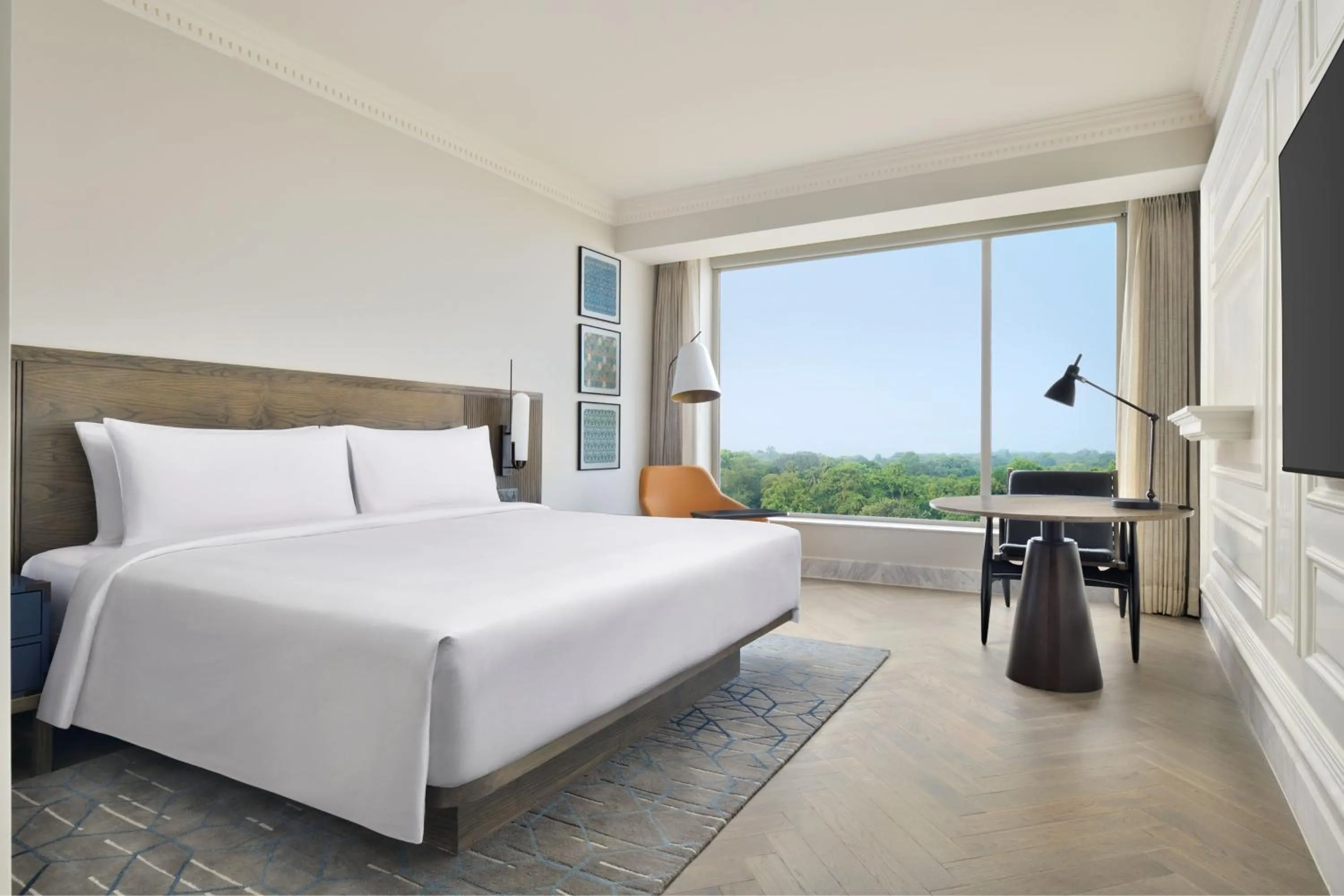 Photo of the whole room, Bed in Le Meridien Amritsar