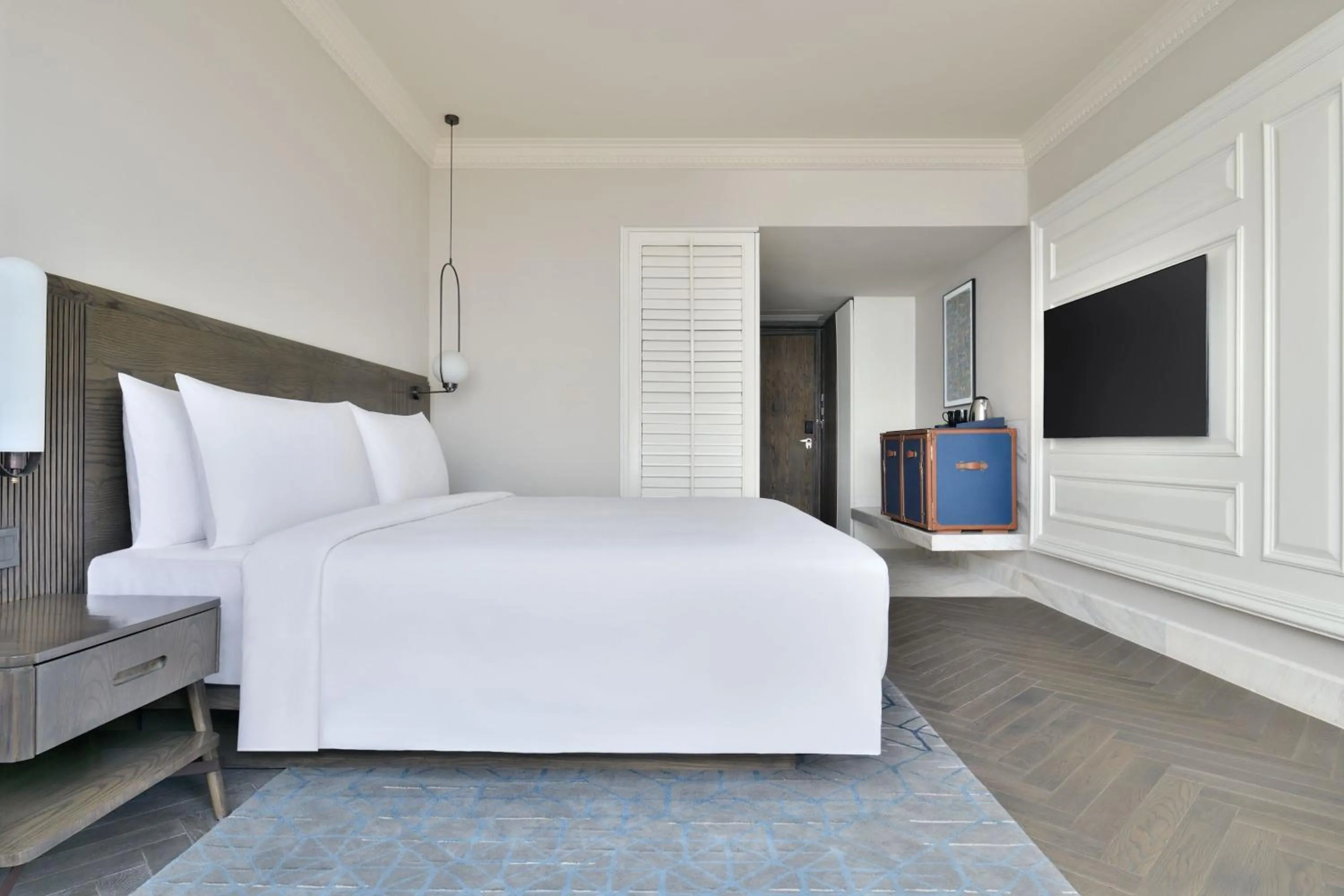 Photo of the whole room, Bed in Le Meridien Amritsar