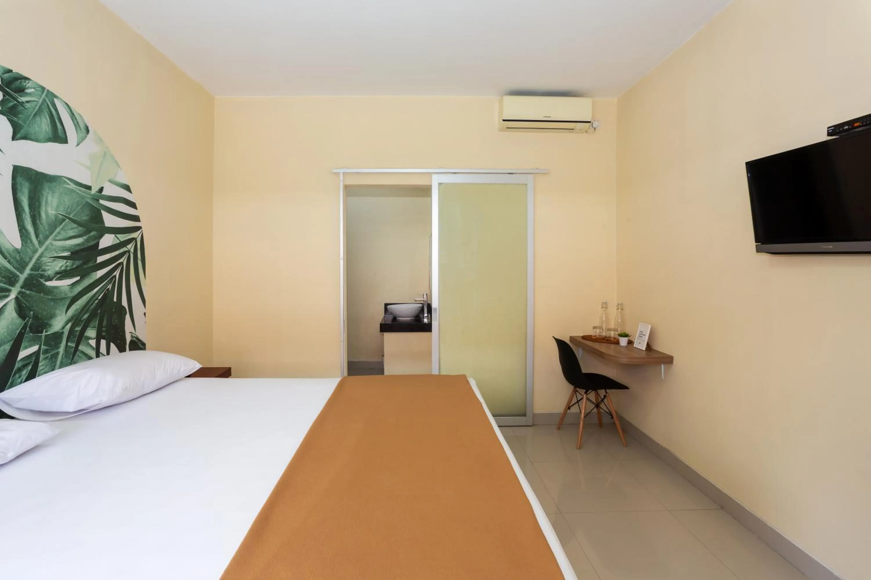 Bedroom, Bed in Cove Kanaya