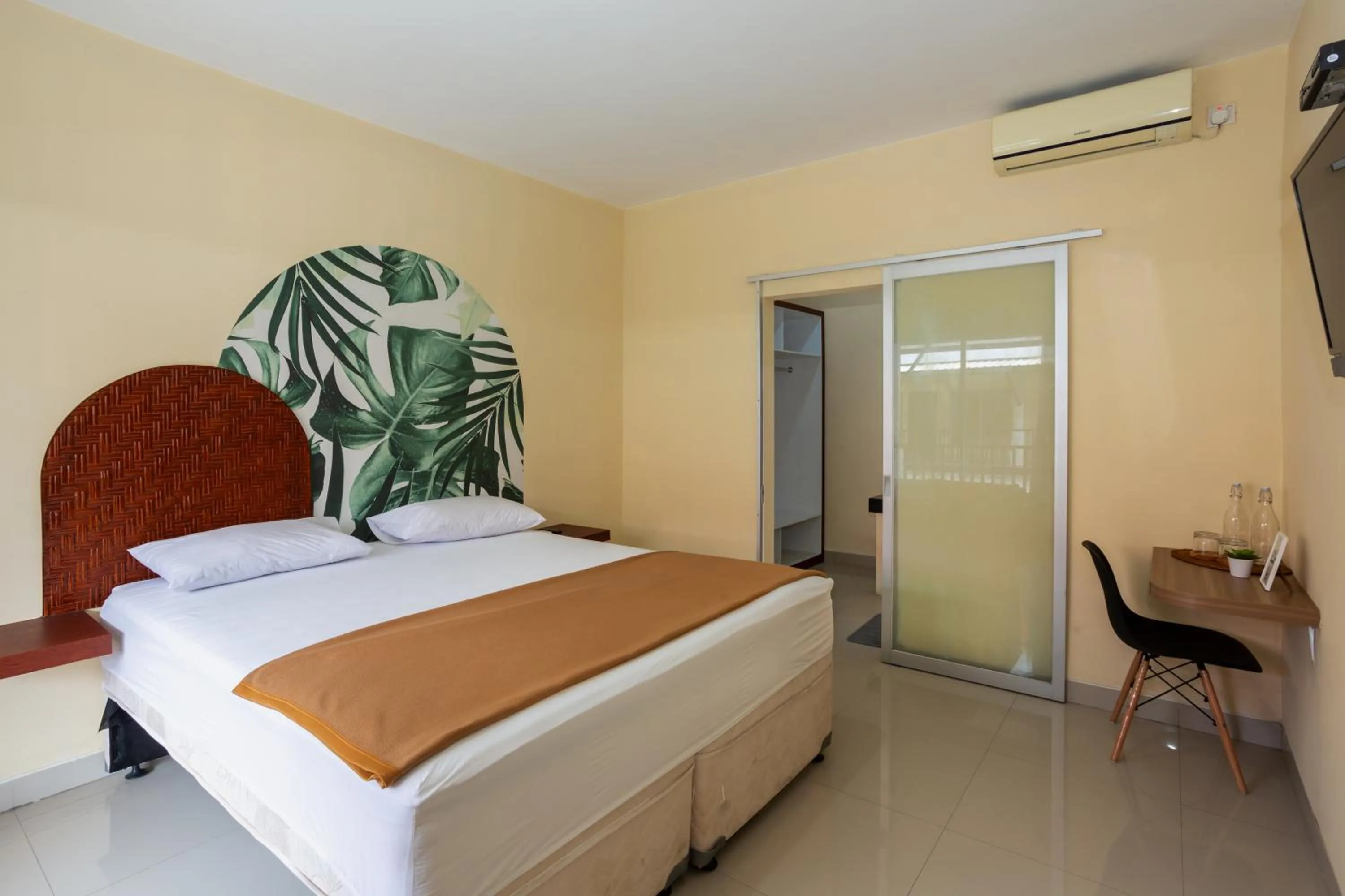 Bedroom, Bed in Cove Kanaya