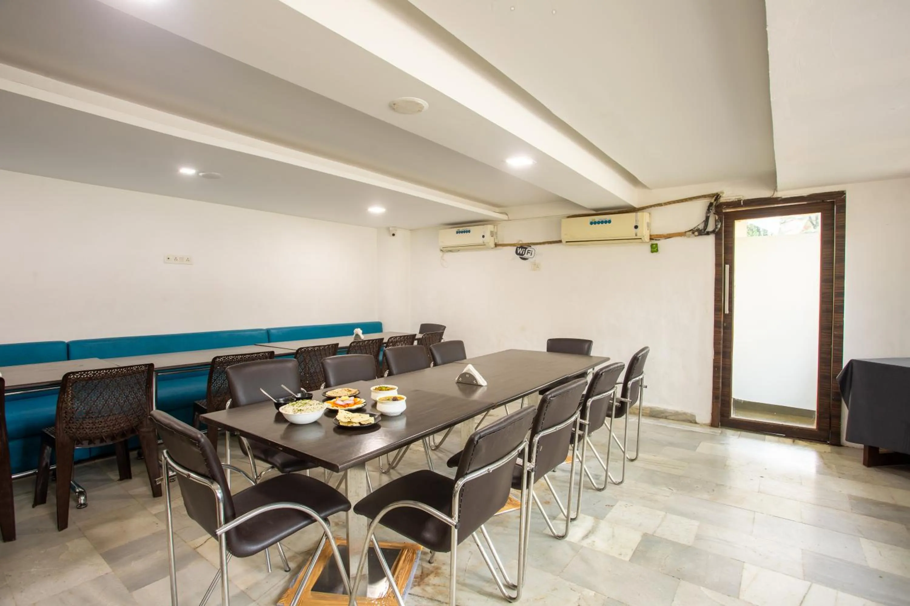 Food and drinks in Hilltop suites by 29 bungalow