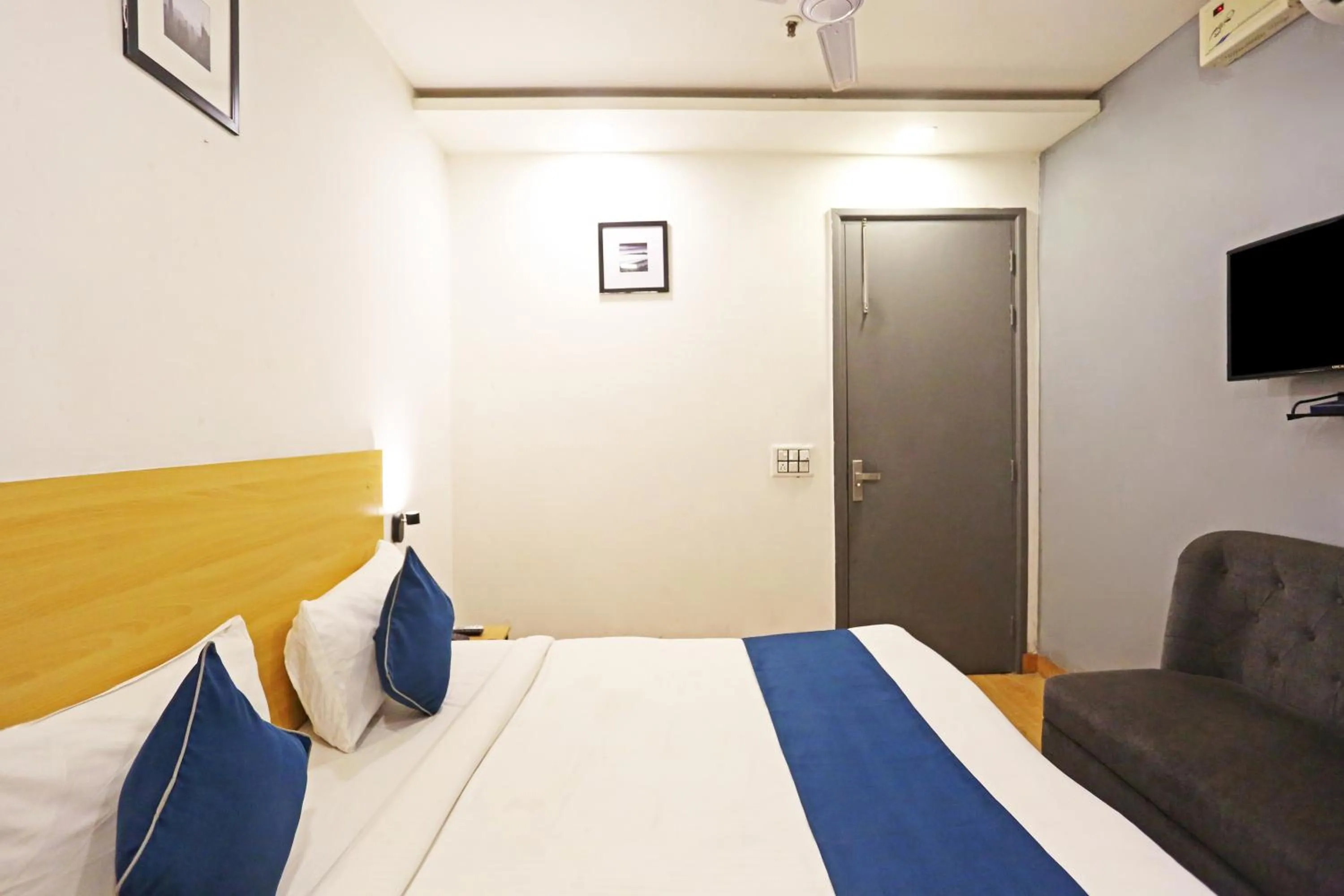 Photo of the whole room, Bed in Hotel Raaso Inn Rohini Sec-16