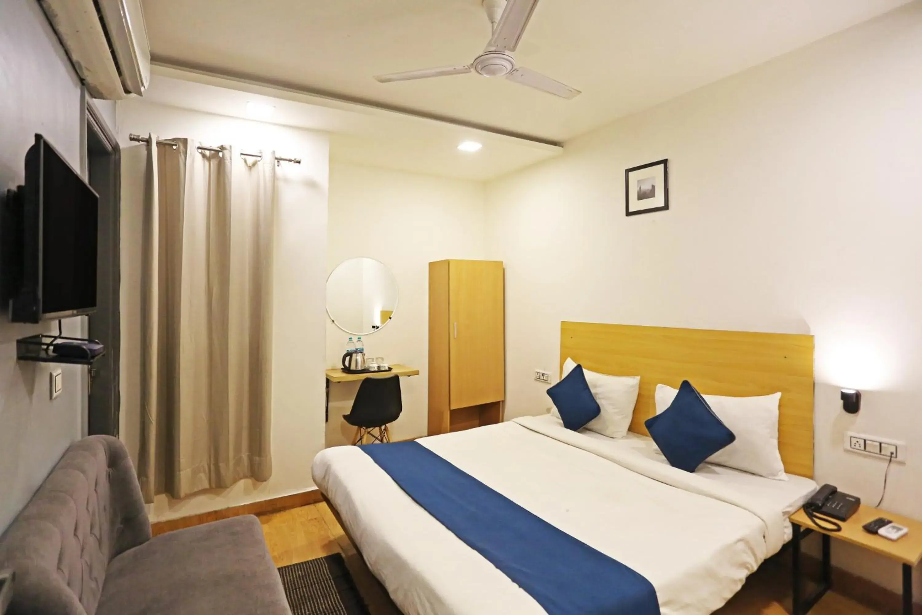 Double Room in Hotel Raaso Inn Rohini Sec-16 Double Room in Hotel Raaso Inn Rohini Sec-16