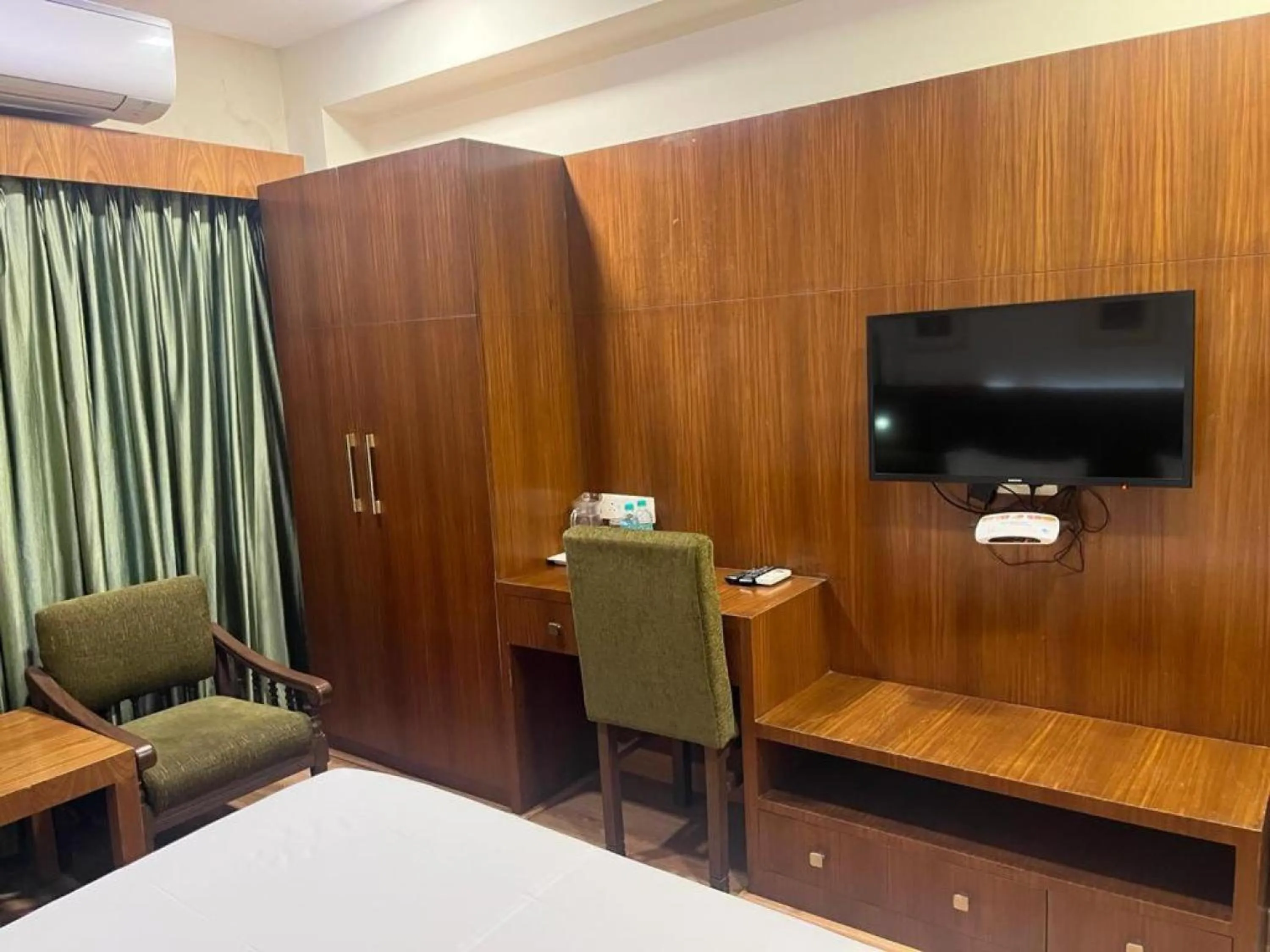 Bedroom, Bed in Hotel City Tower, Chennai Central