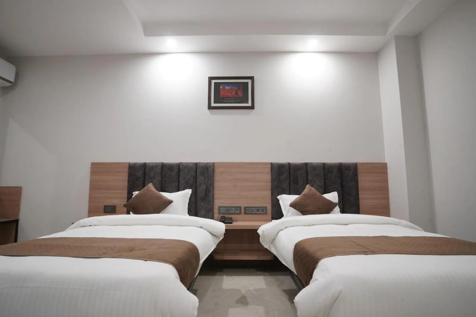 Bed in Hotel Krishna Inn