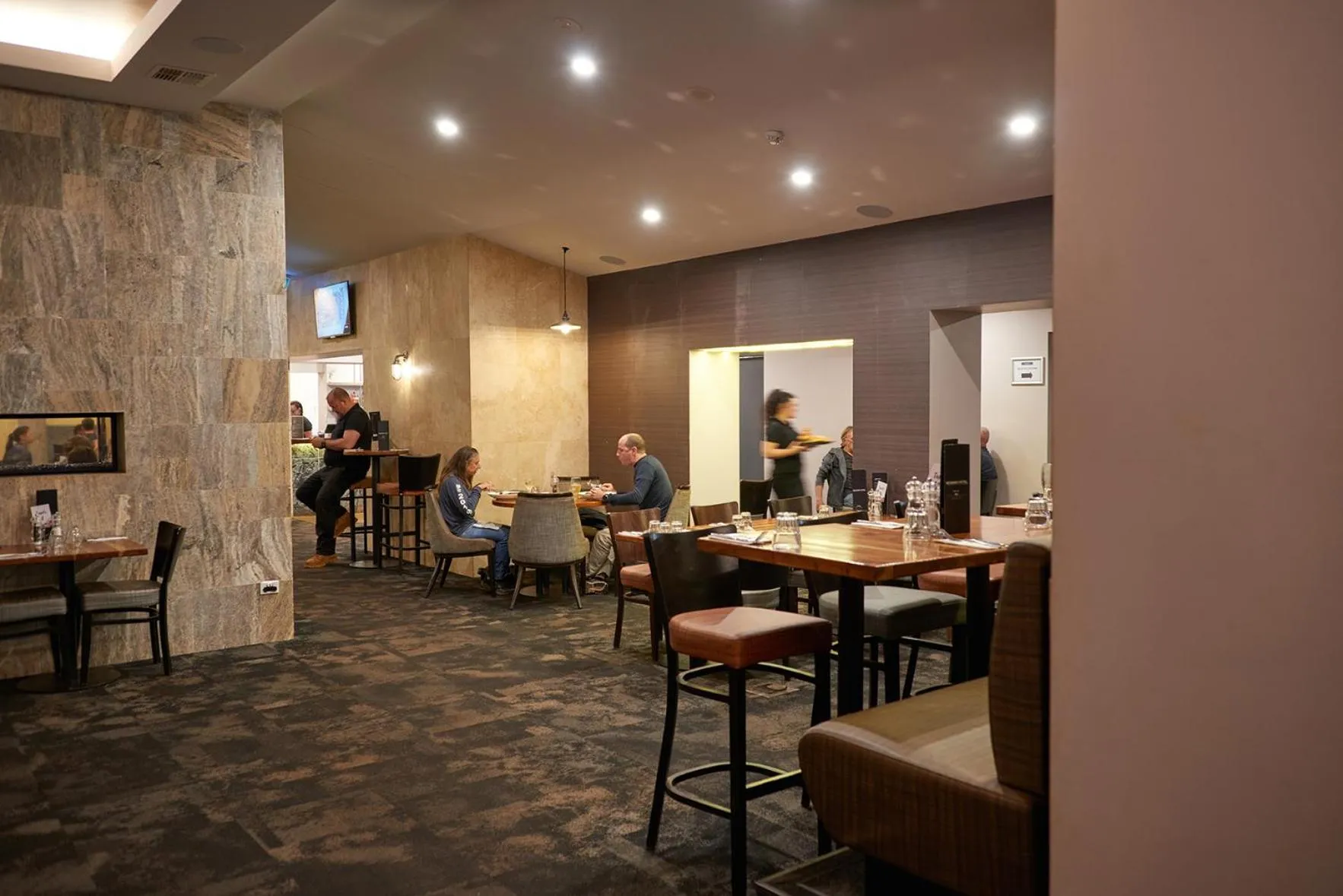 Restaurant/places to eat in Newman Hotel