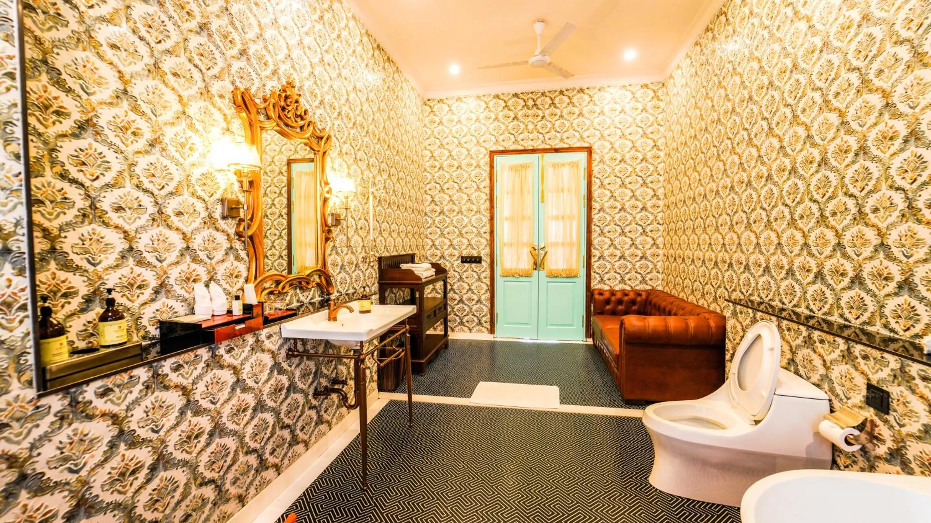Bathroom in Mayfair Manor Jungpana