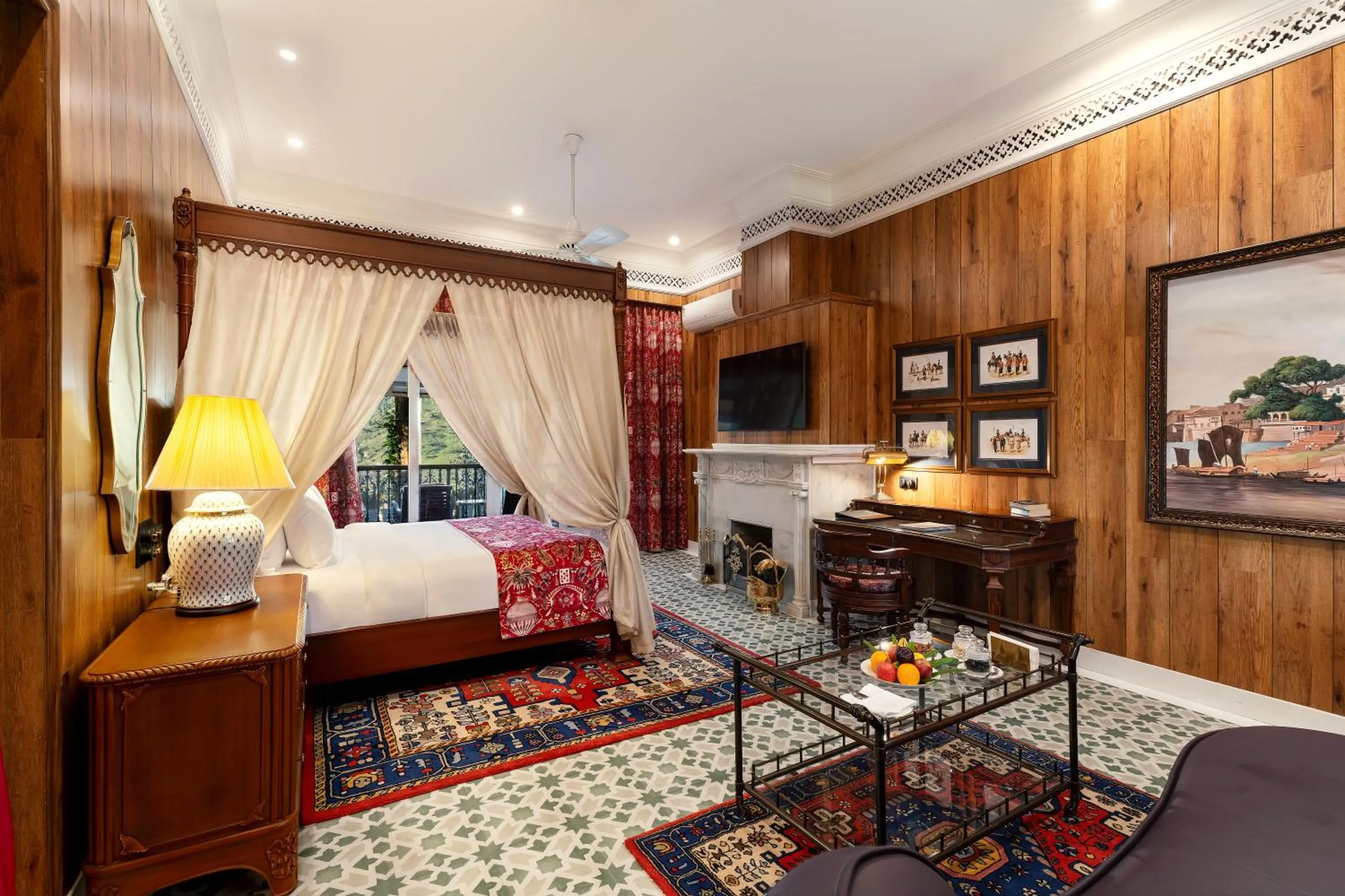 Bed in Mayfair Manor Jungpana