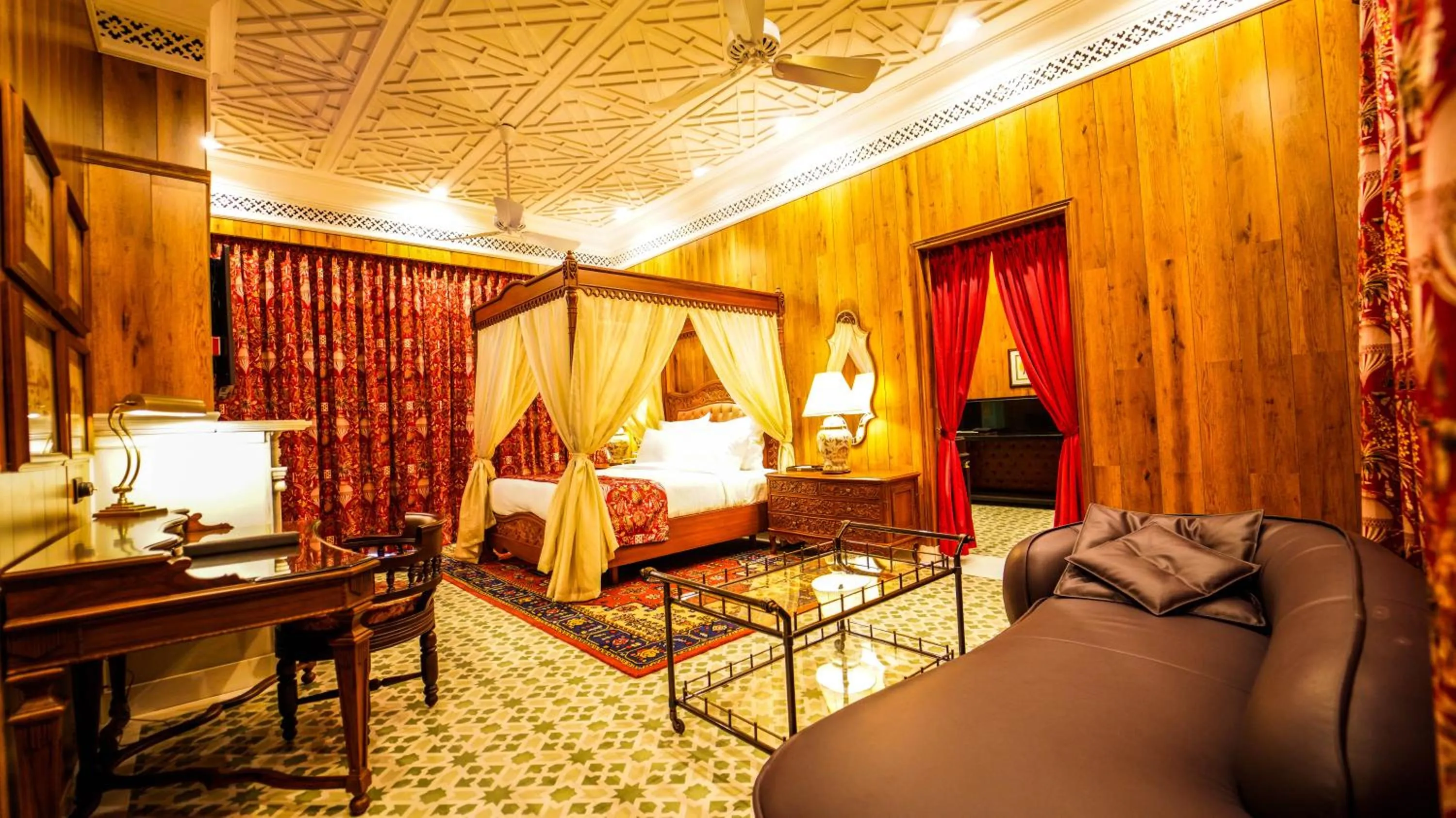 Bed in Mayfair Manor Jungpana