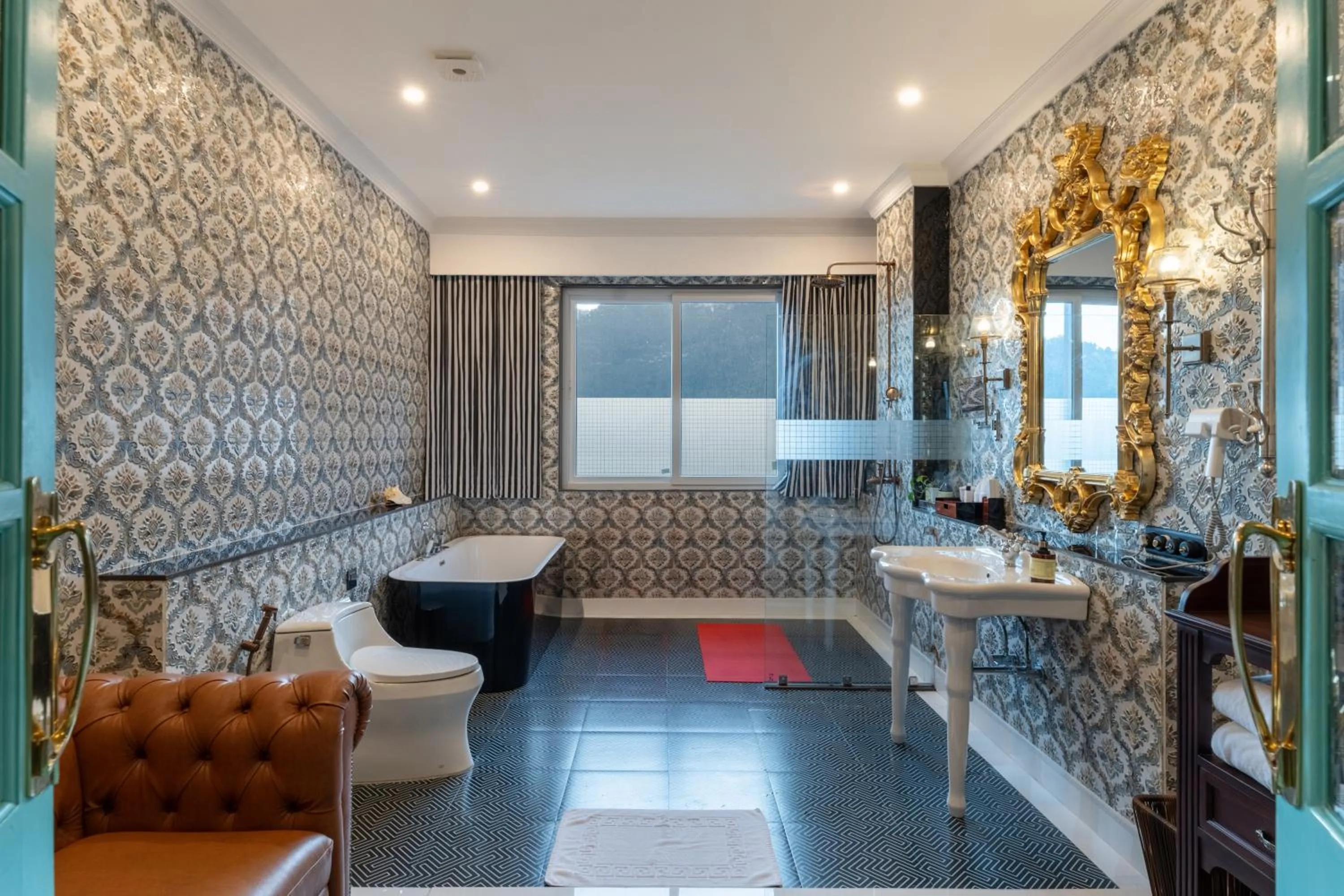 Bathroom in Mayfair Manor Jungpana