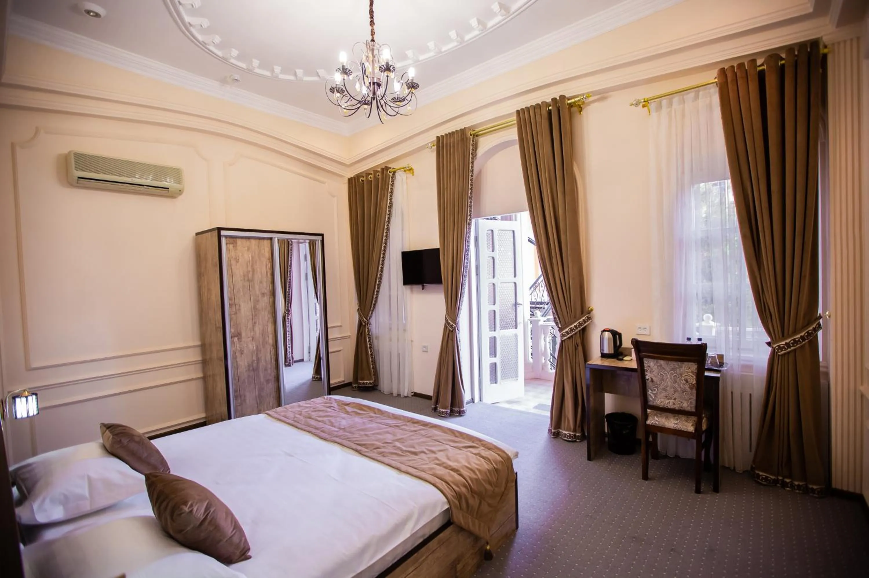 Bed in Art House Hotel