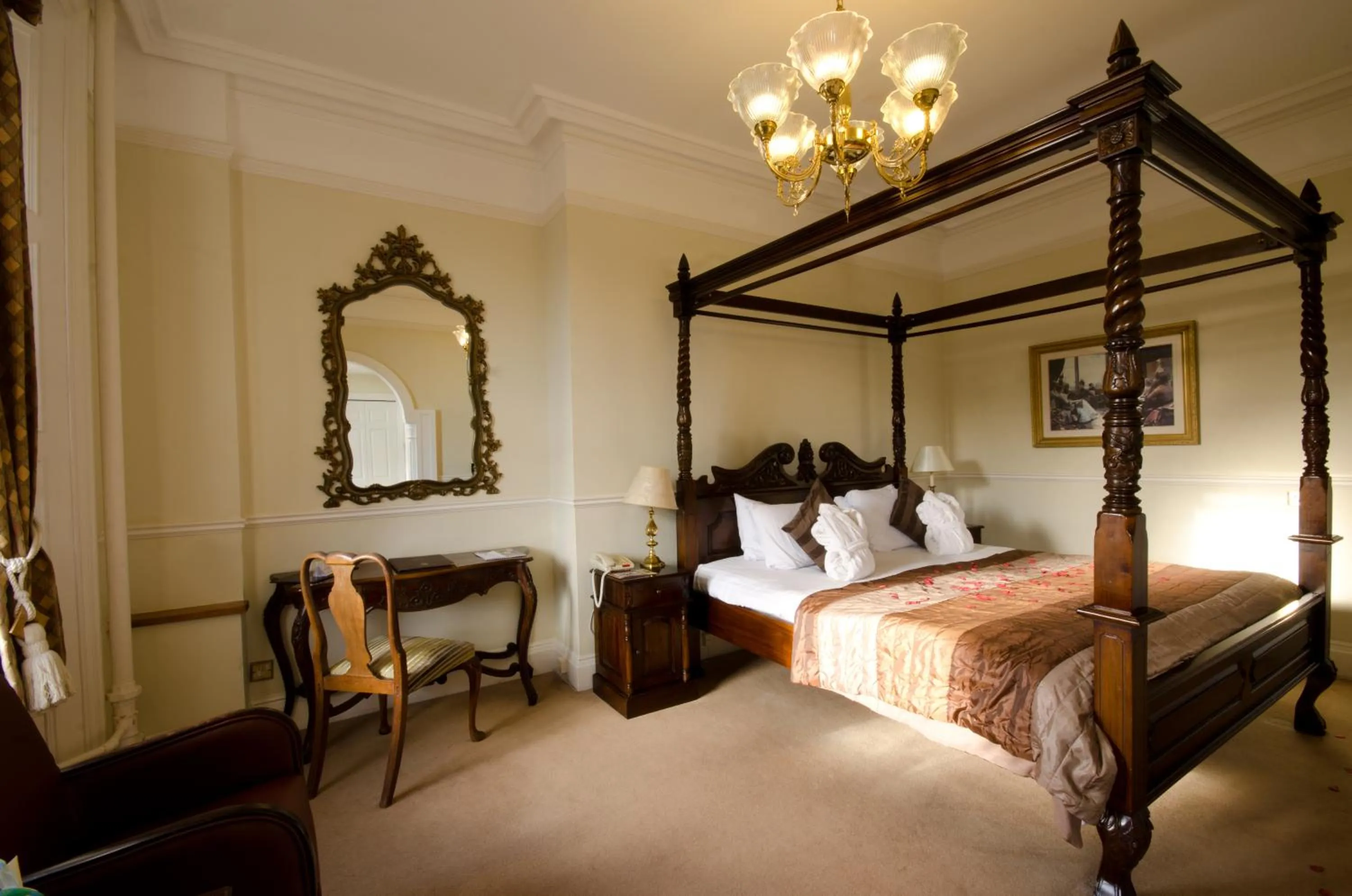 Bedroom, Bed in Hatton Court Hotel