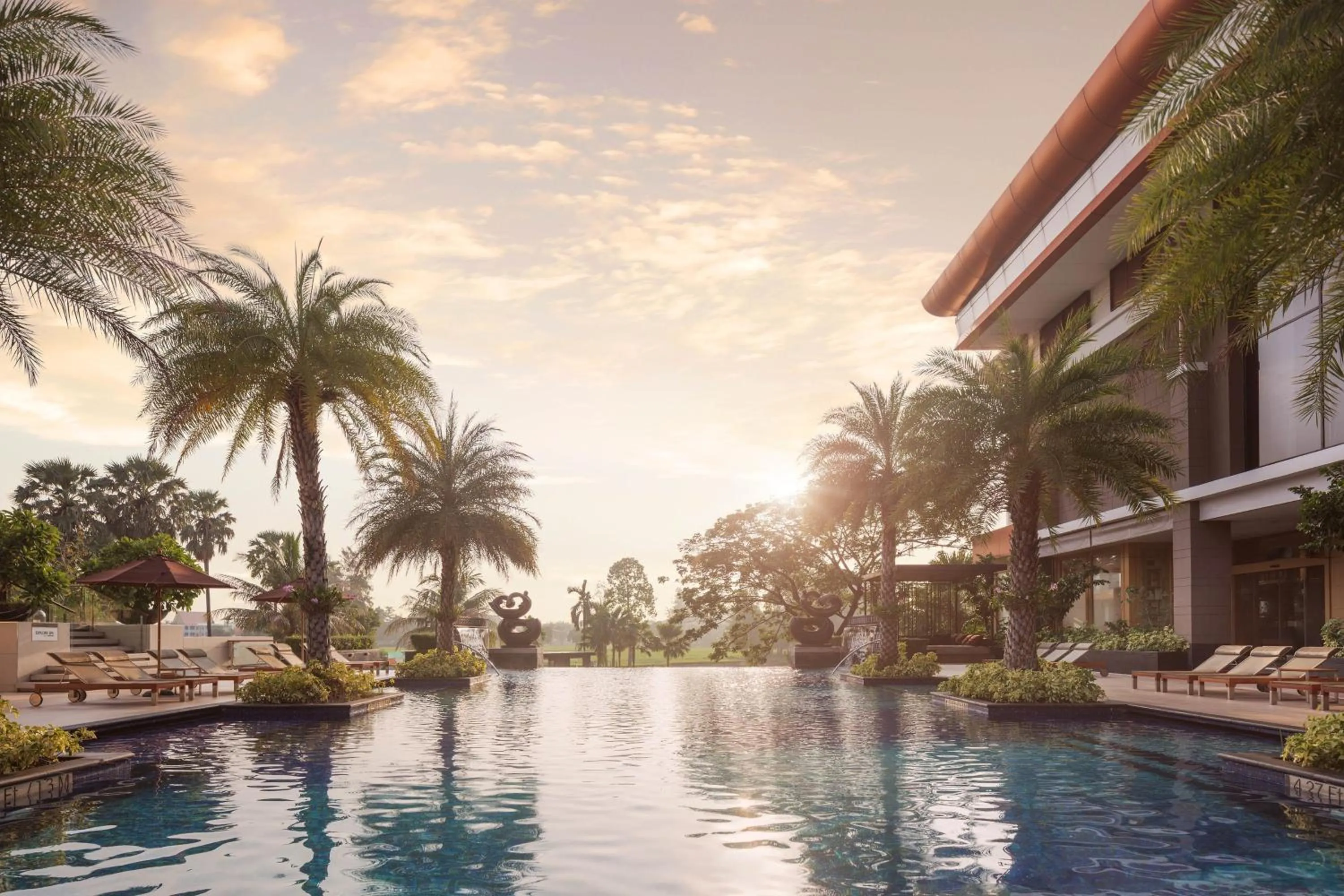 Swimming pool in Le Meridien Suvarnabhumi, Bangkok Golf Resort and Spa