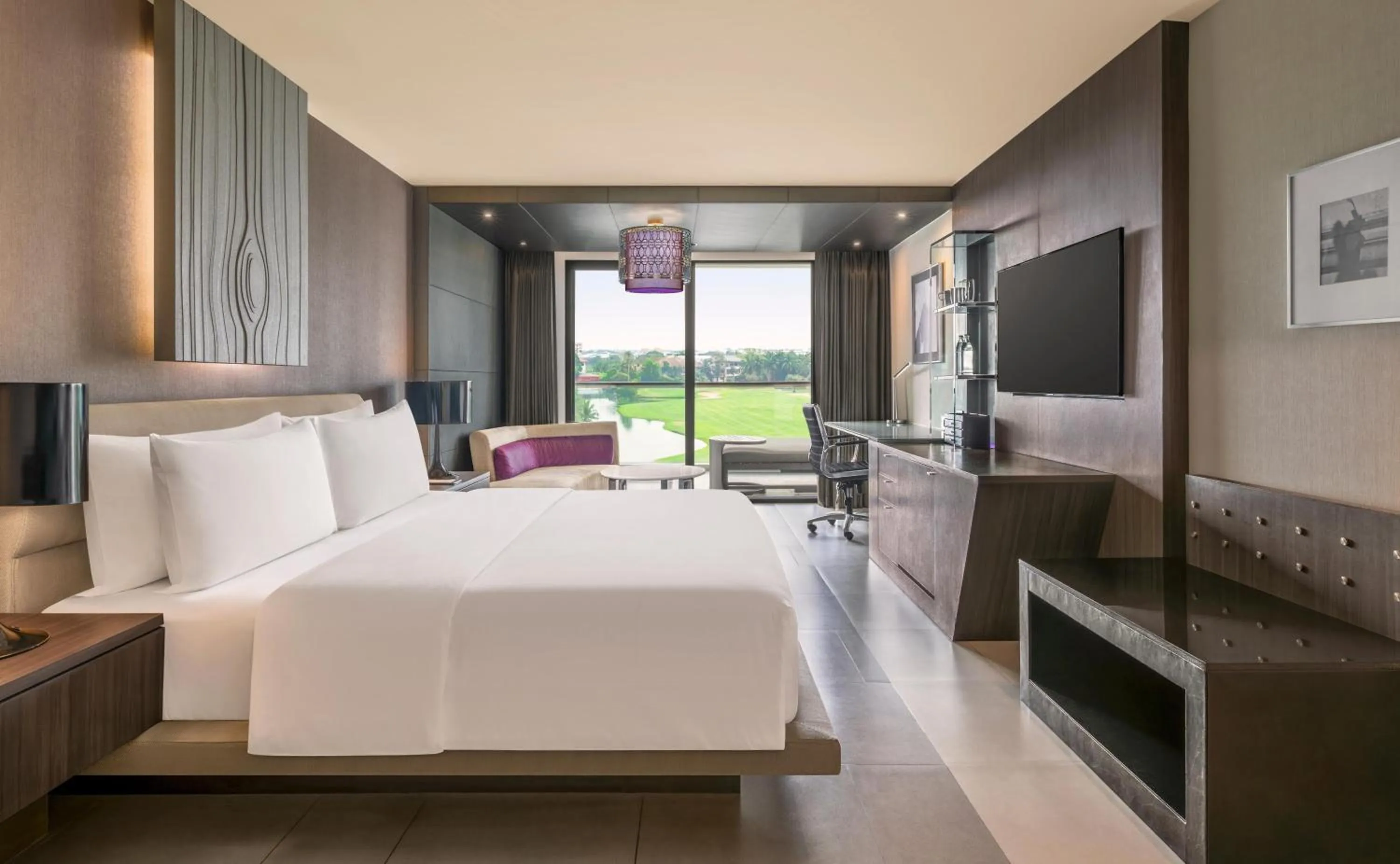 Bed in Hilton Bangkok Suvarnabhumi Golf Resort & Spa