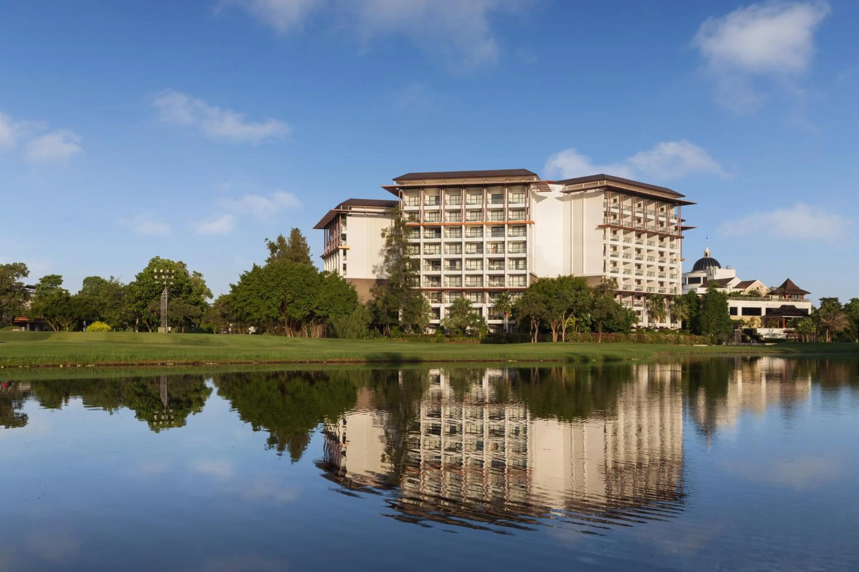 Property building in Le Meridien Suvarnabhumi, Bangkok Golf Resort and Spa