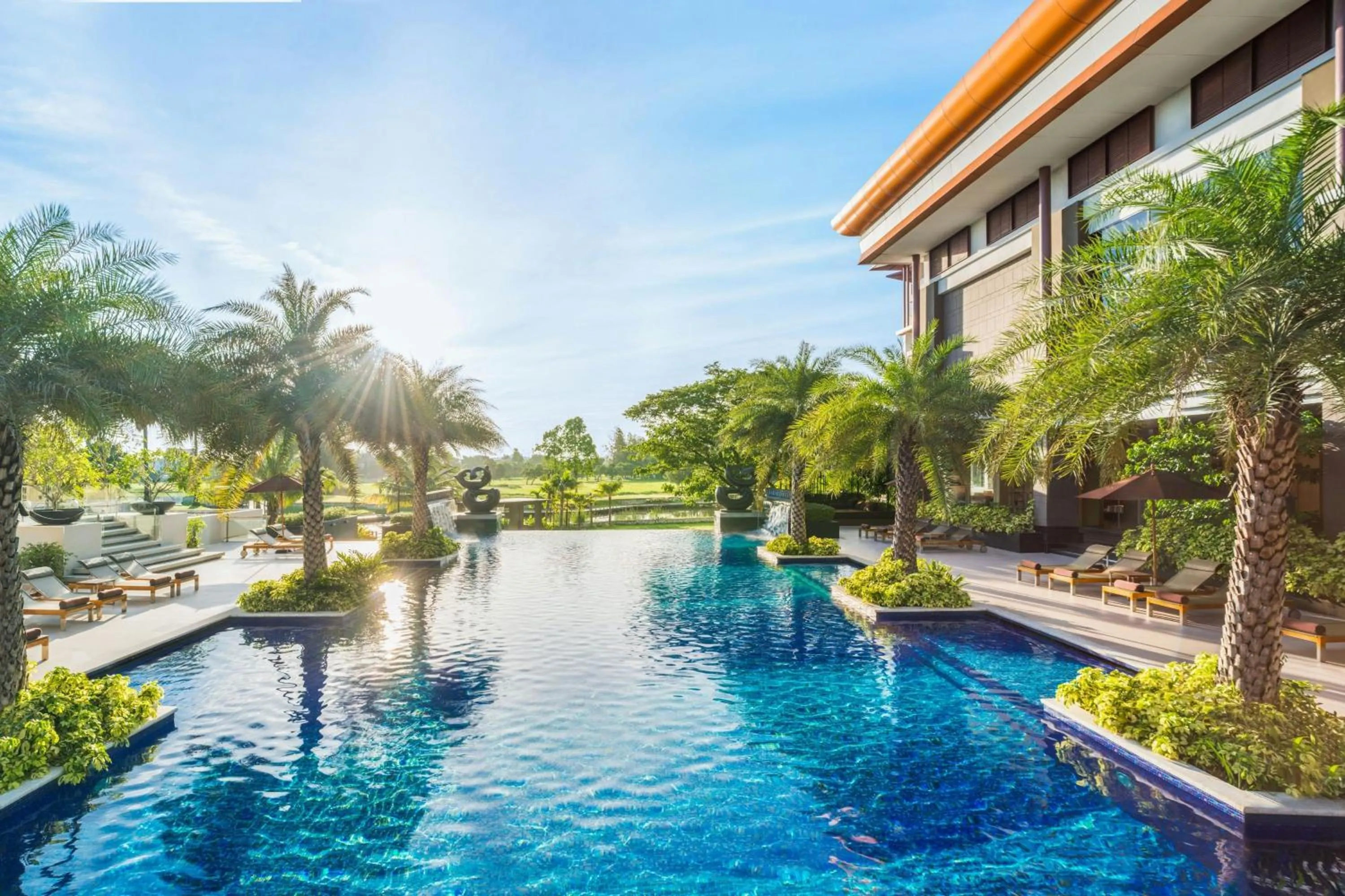 Swimming pool in Le Meridien Suvarnabhumi, Bangkok Golf Resort and Spa