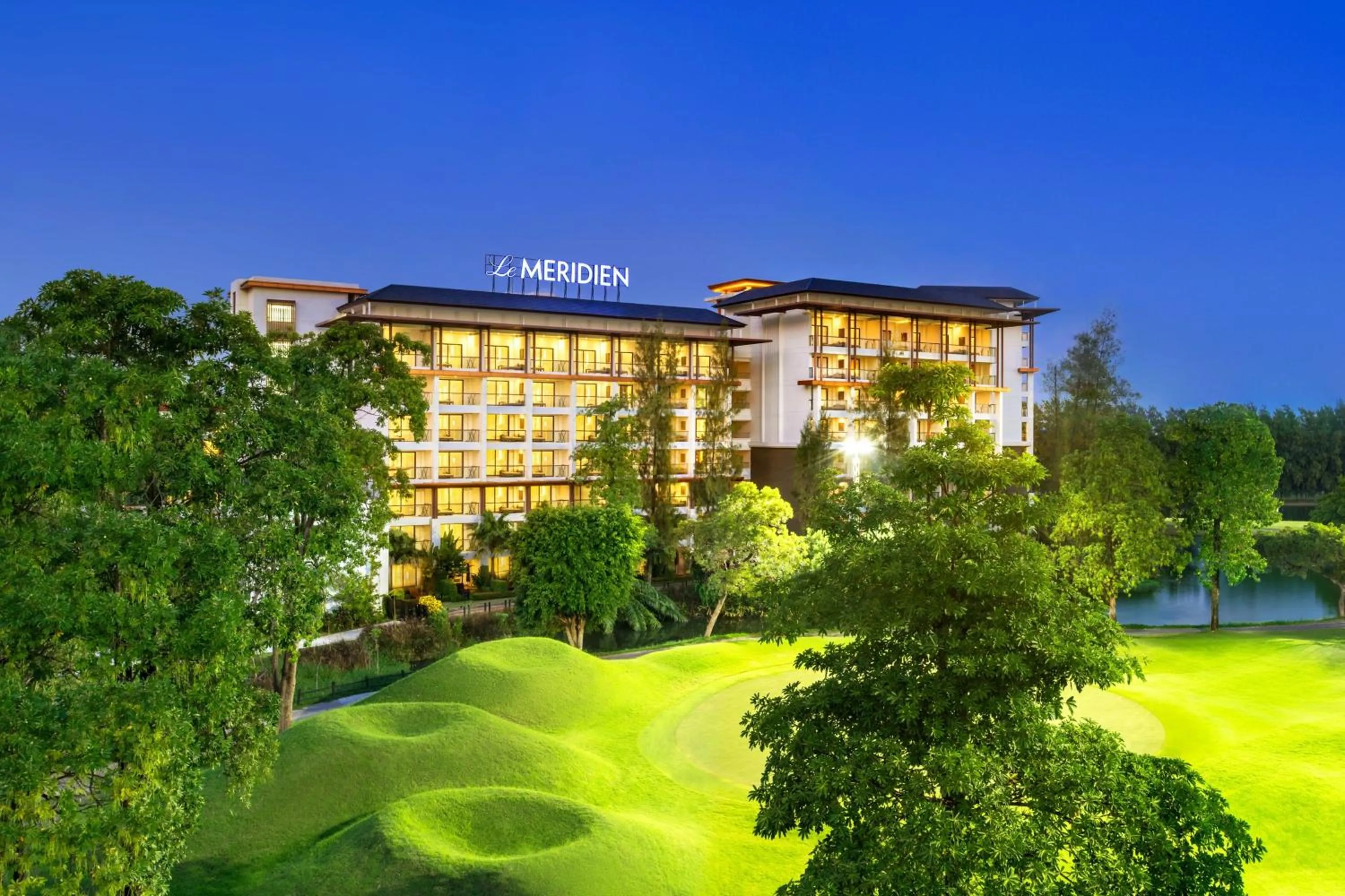 Property building in Le Meridien Suvarnabhumi, Bangkok Golf Resort and Spa