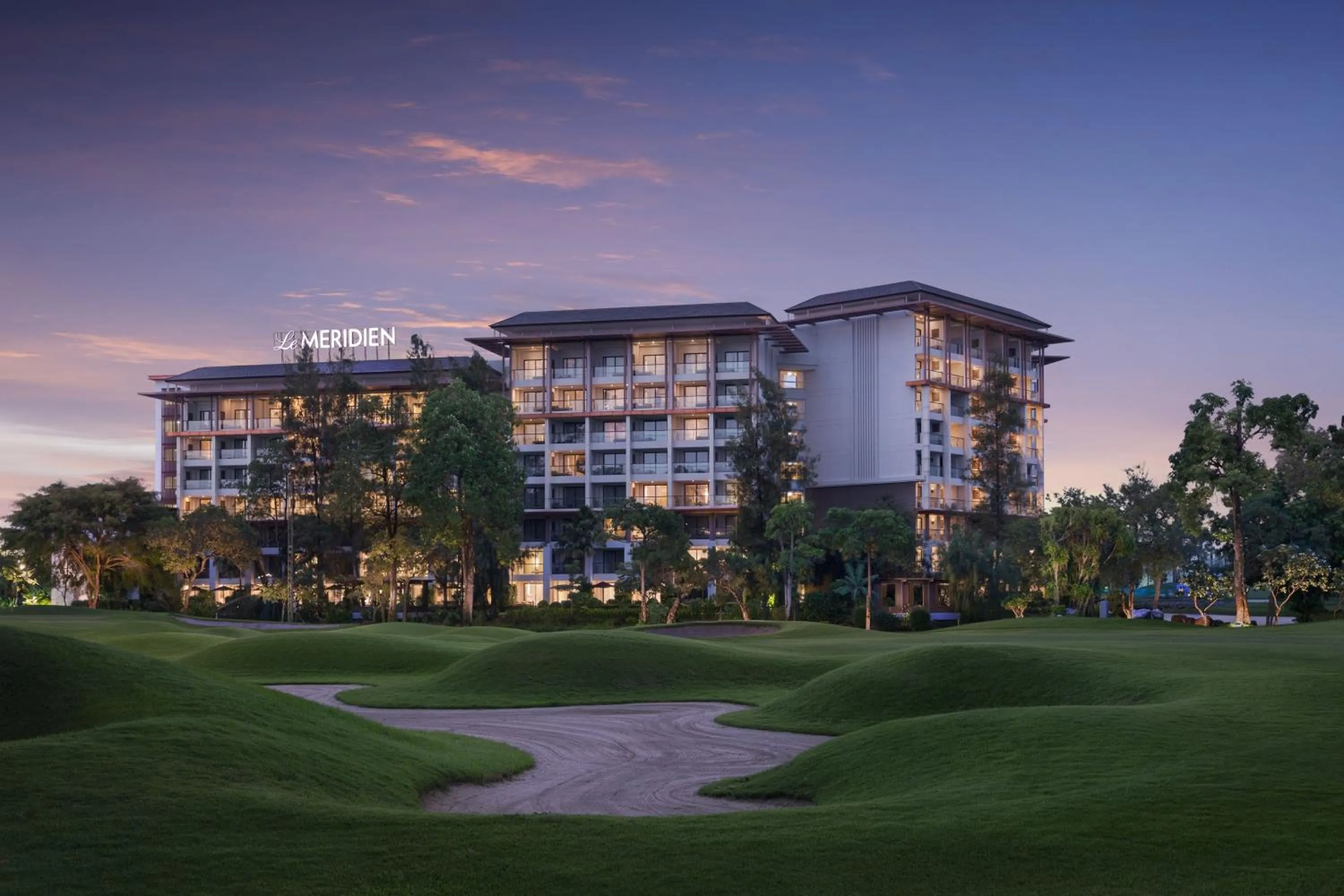 Property building in Le Meridien Suvarnabhumi, Bangkok Golf Resort and Spa