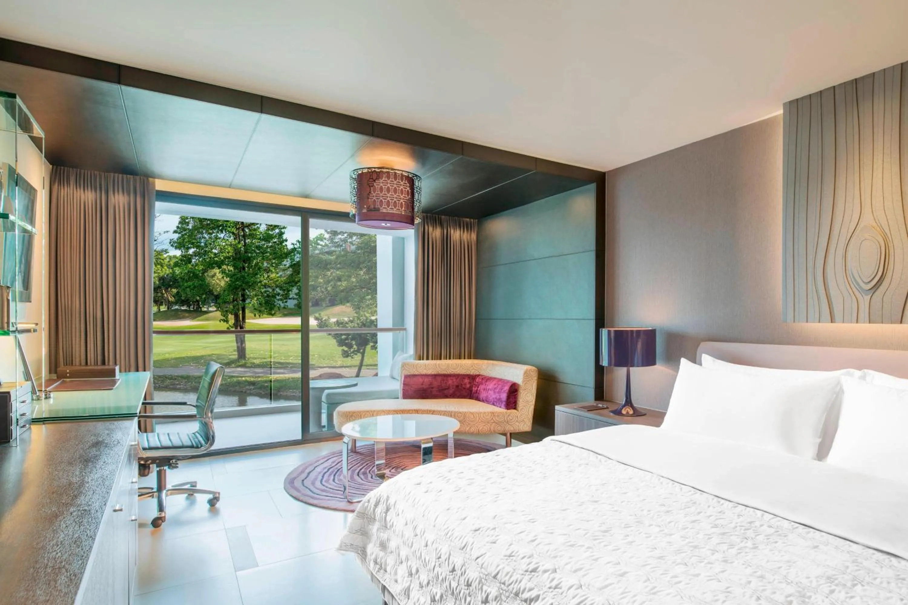 Photo of the whole room, Bed in Le Meridien Suvarnabhumi, Bangkok Golf Resort and Spa