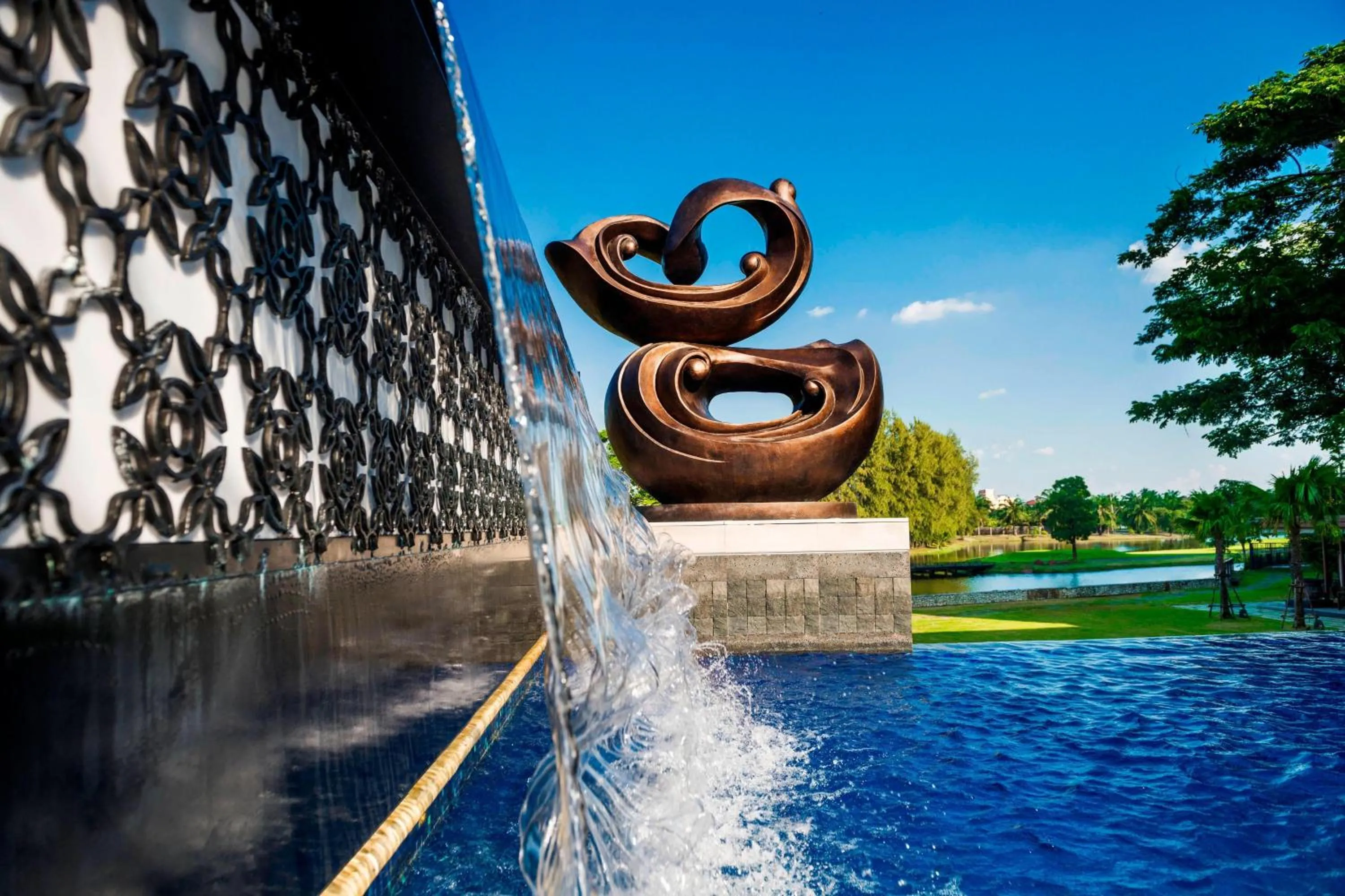 Swimming pool in Le Meridien Suvarnabhumi, Bangkok Golf Resort and Spa