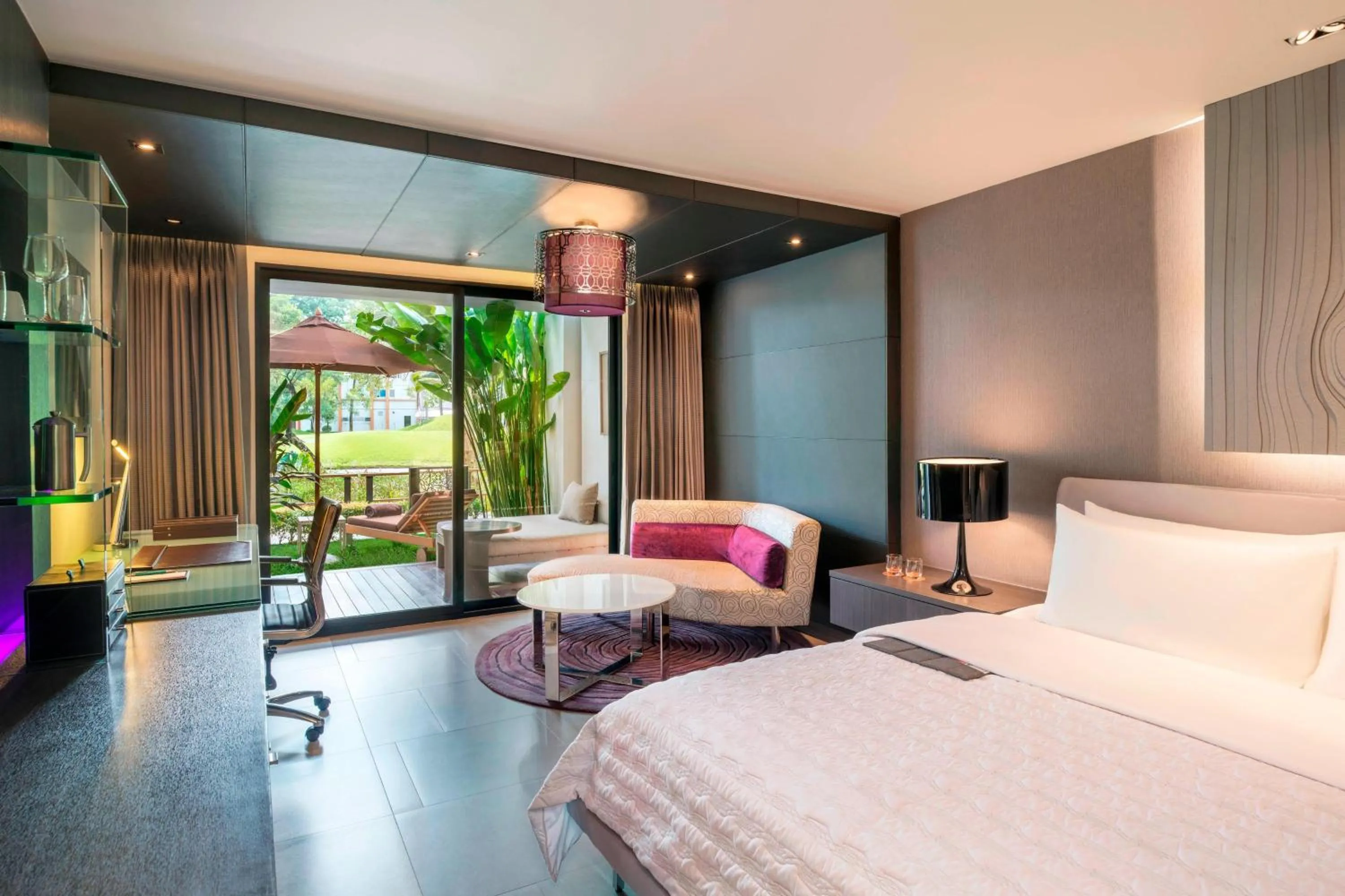 Photo of the whole room, Bed in Le Meridien Suvarnabhumi, Bangkok Golf Resort and Spa