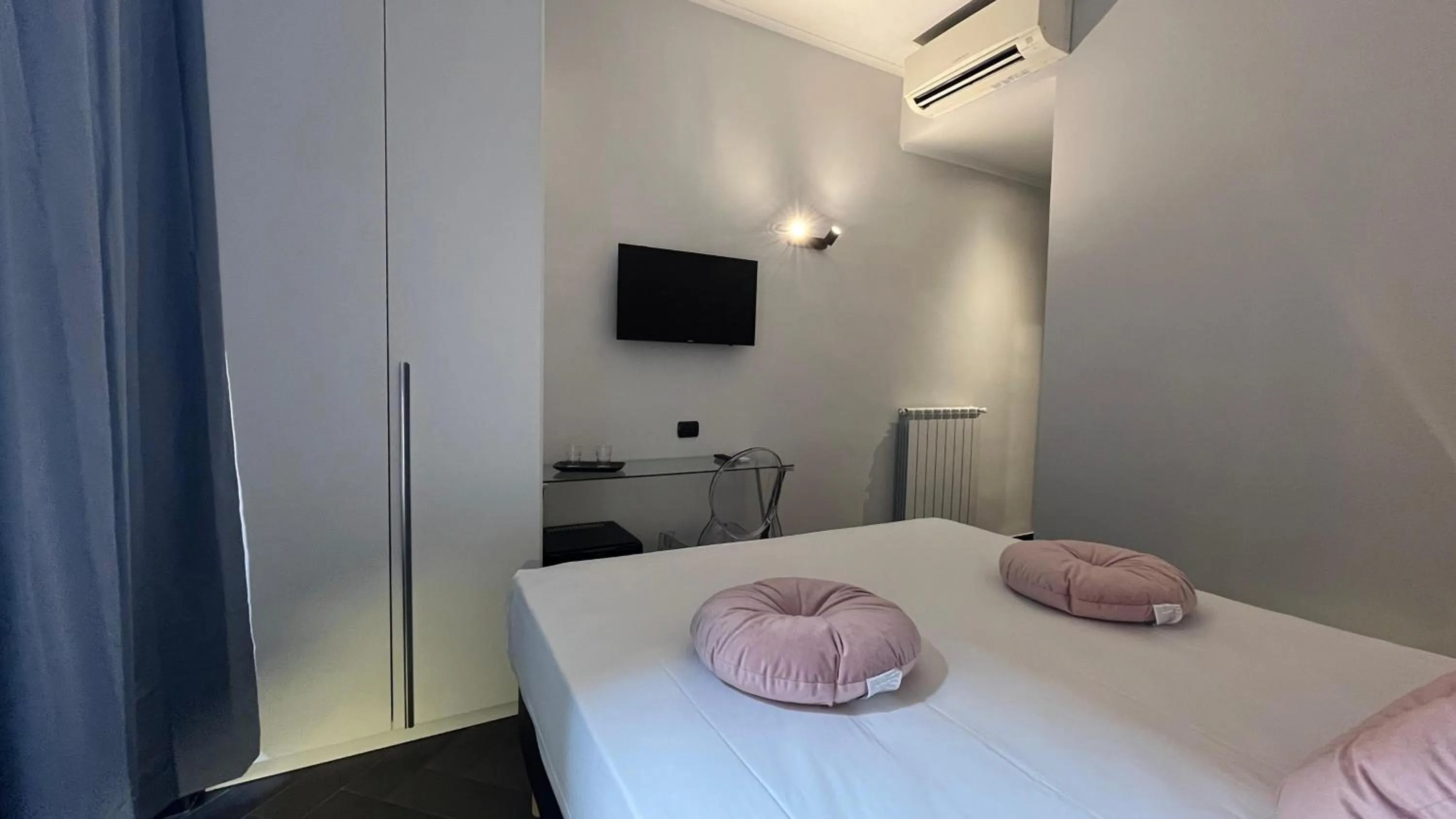 Bedroom, Bed in Cloud 9 Hotel